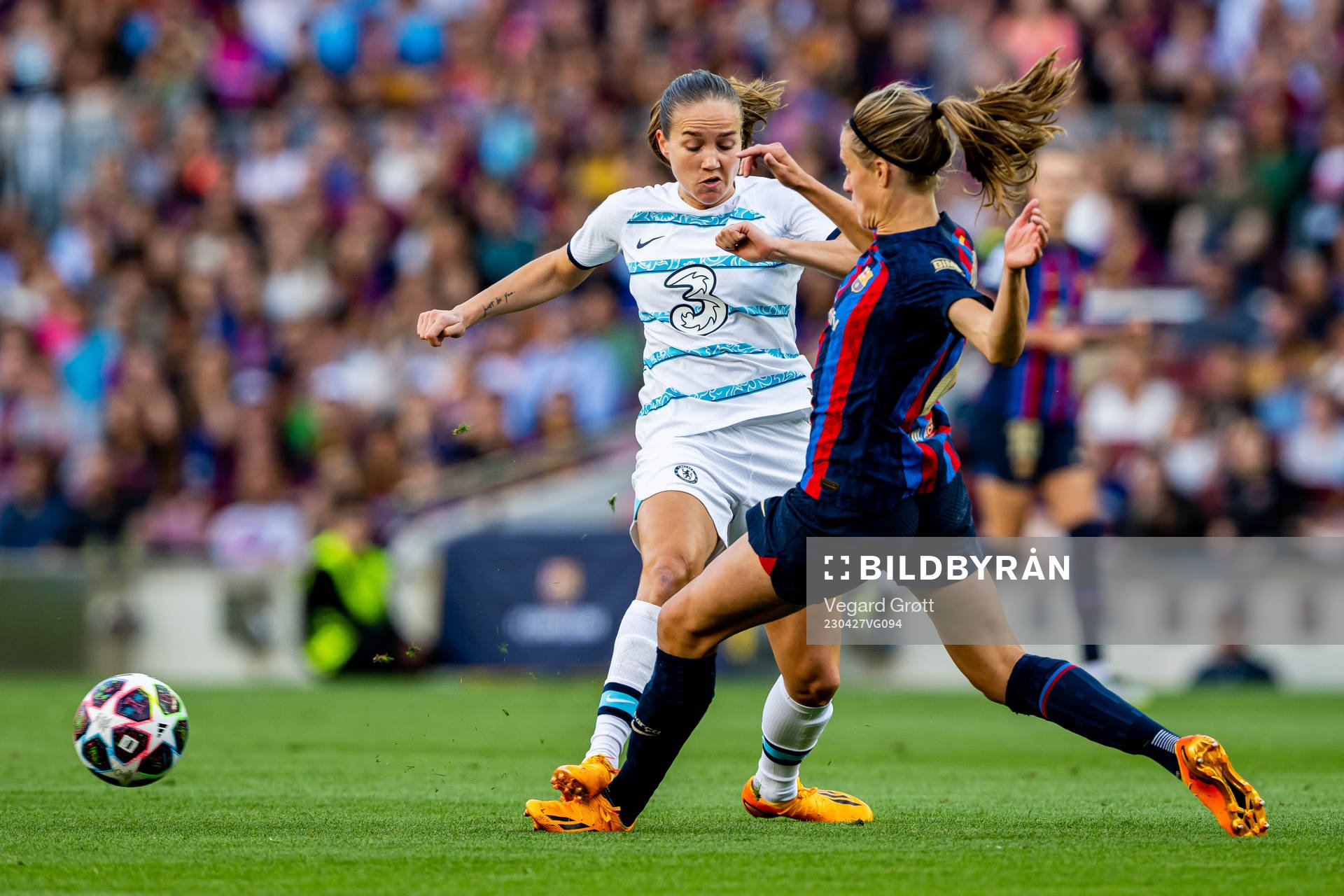 Guro Reiten of Chelsea and Irene Paredes of Barcelona