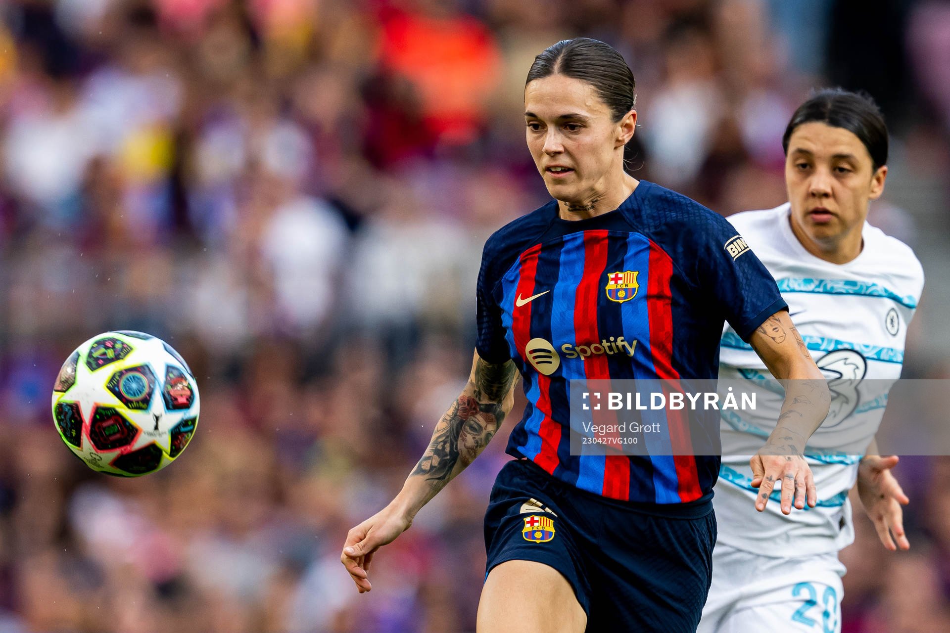 Maria Leon of Barcelona and Samantha Kerr of Chelsea