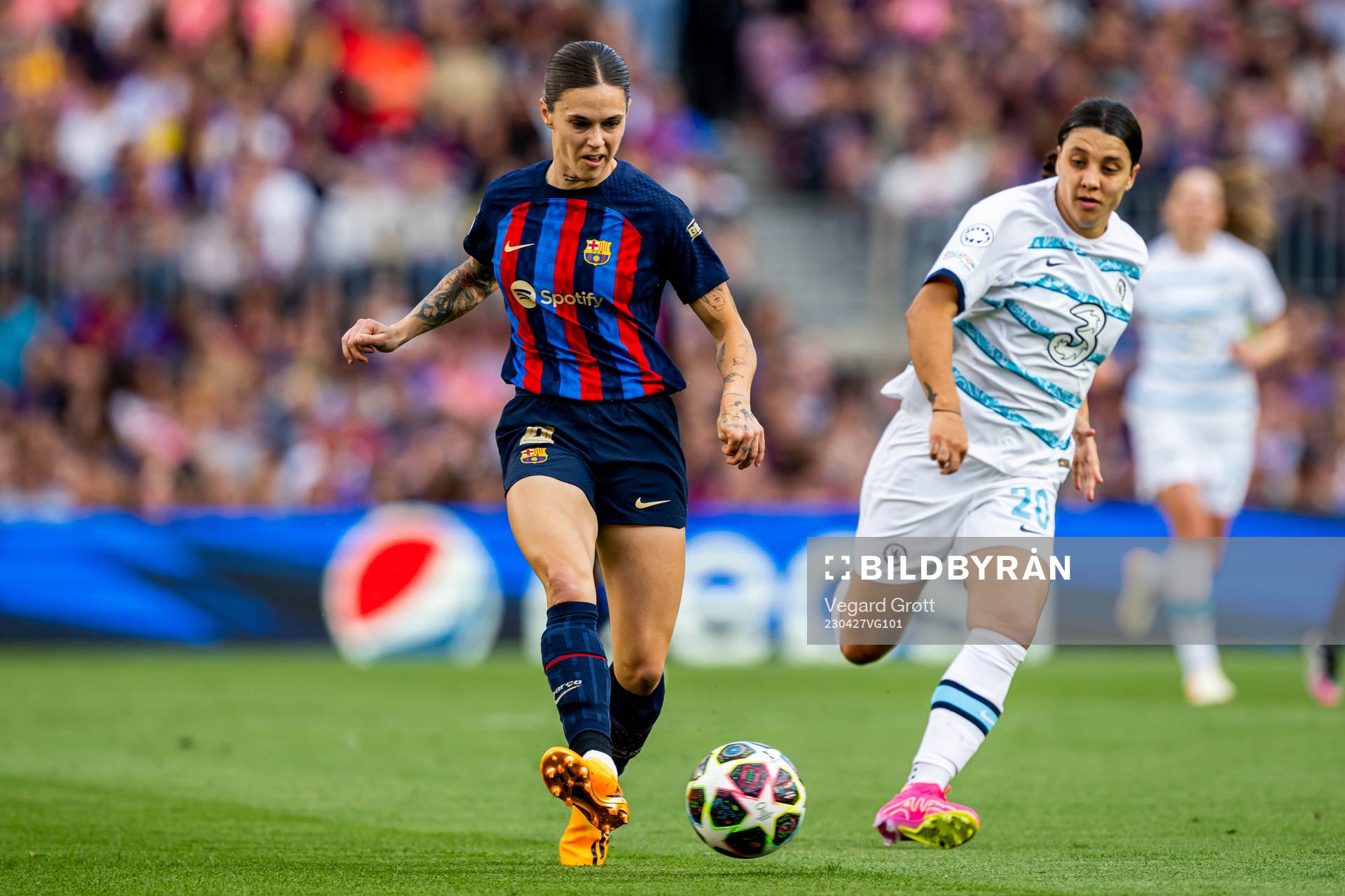 Maria Leon of Barcelona and Samantha Kerr of Chelsea