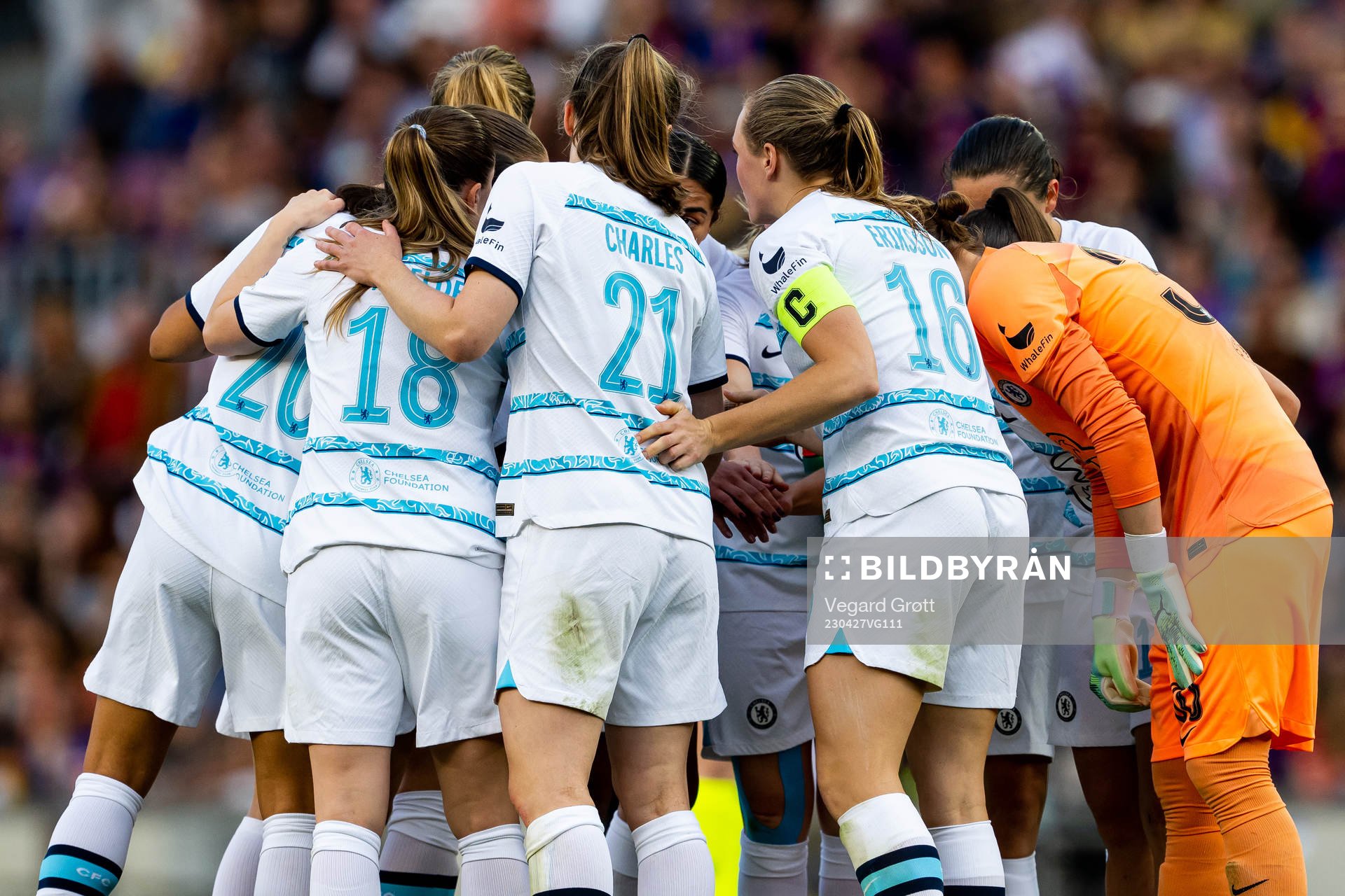 Magdalena Eriksson and players of Chelsea gather in a circle