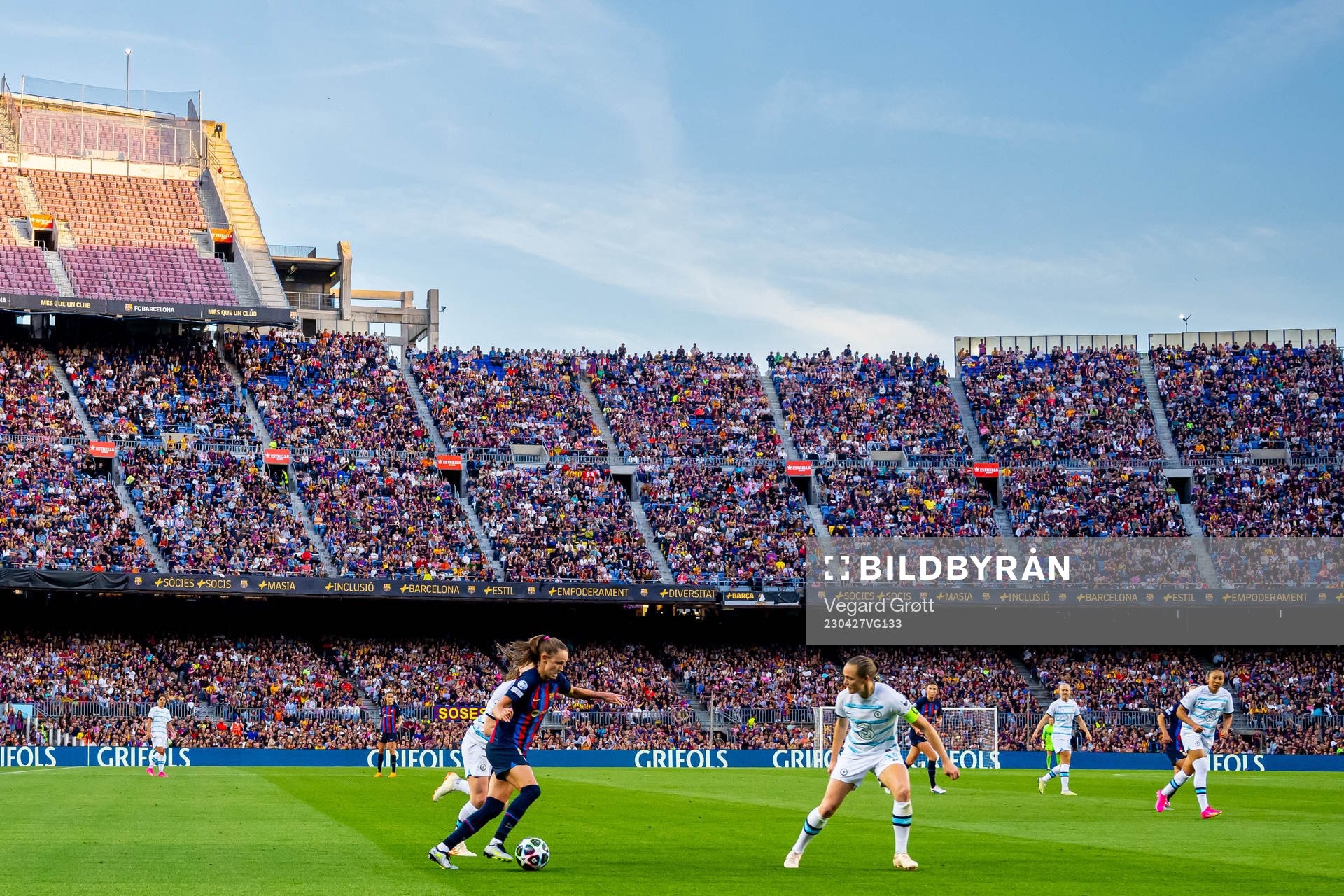 Caroline Graham Hansen of Barcelona and Magdalena Eriksson