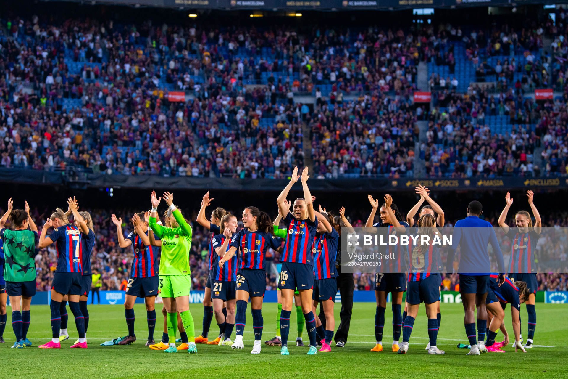 Fridolina Rolfö and players of Barcelona celebrate