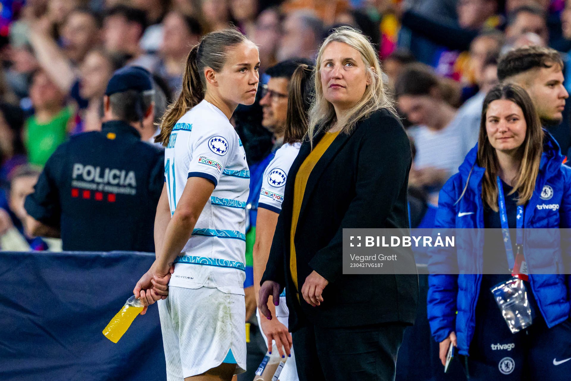 Guro Reiten and Emma Hayes, head coach of Chelsea, look