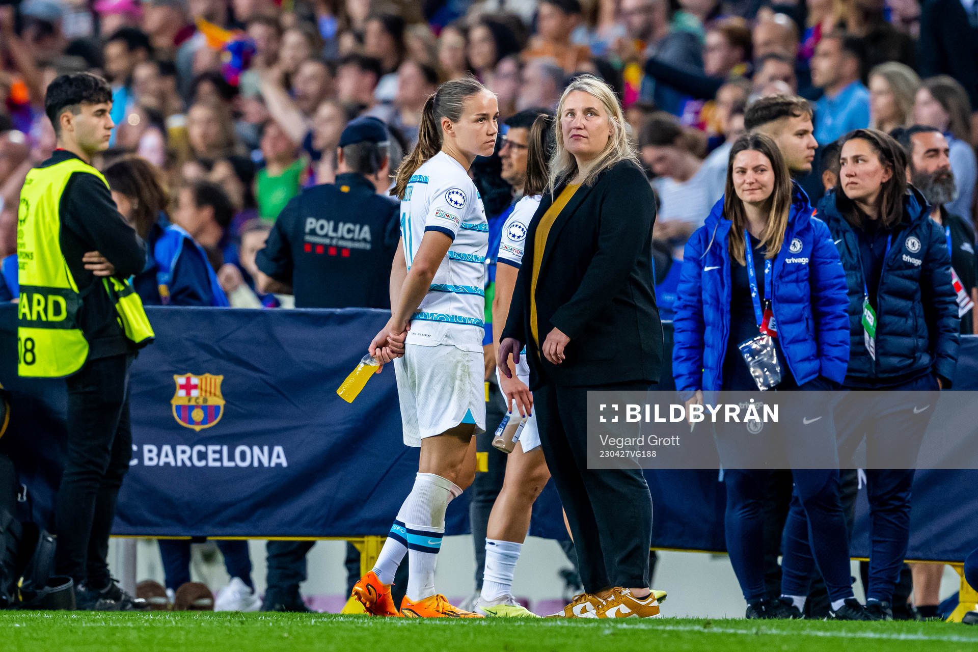 Guro Reiten and Emma Hayes, head coach of Chelsea, look