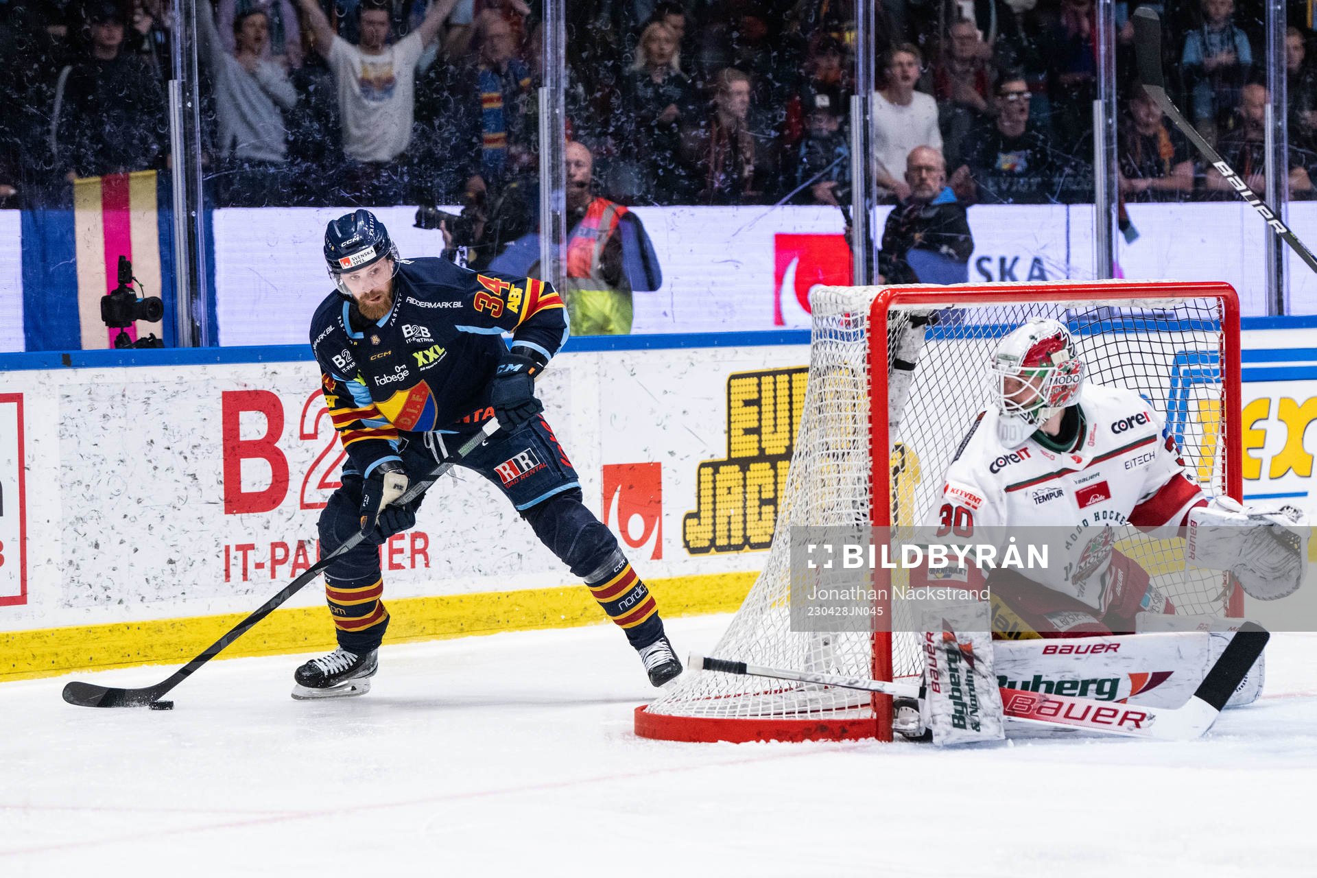 Djurgårdens Daniel Brodin och Modos målvakt Kristers