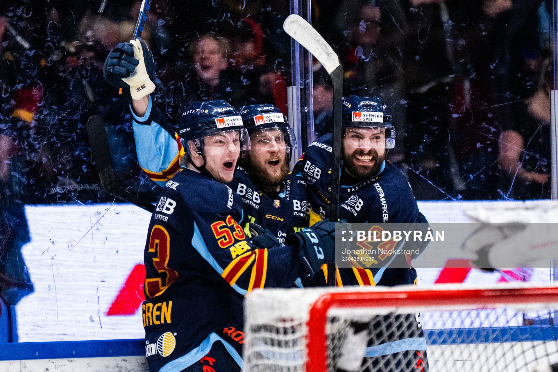 Djurgårdens Fredrik Forsberg jublar med David Blomgren och