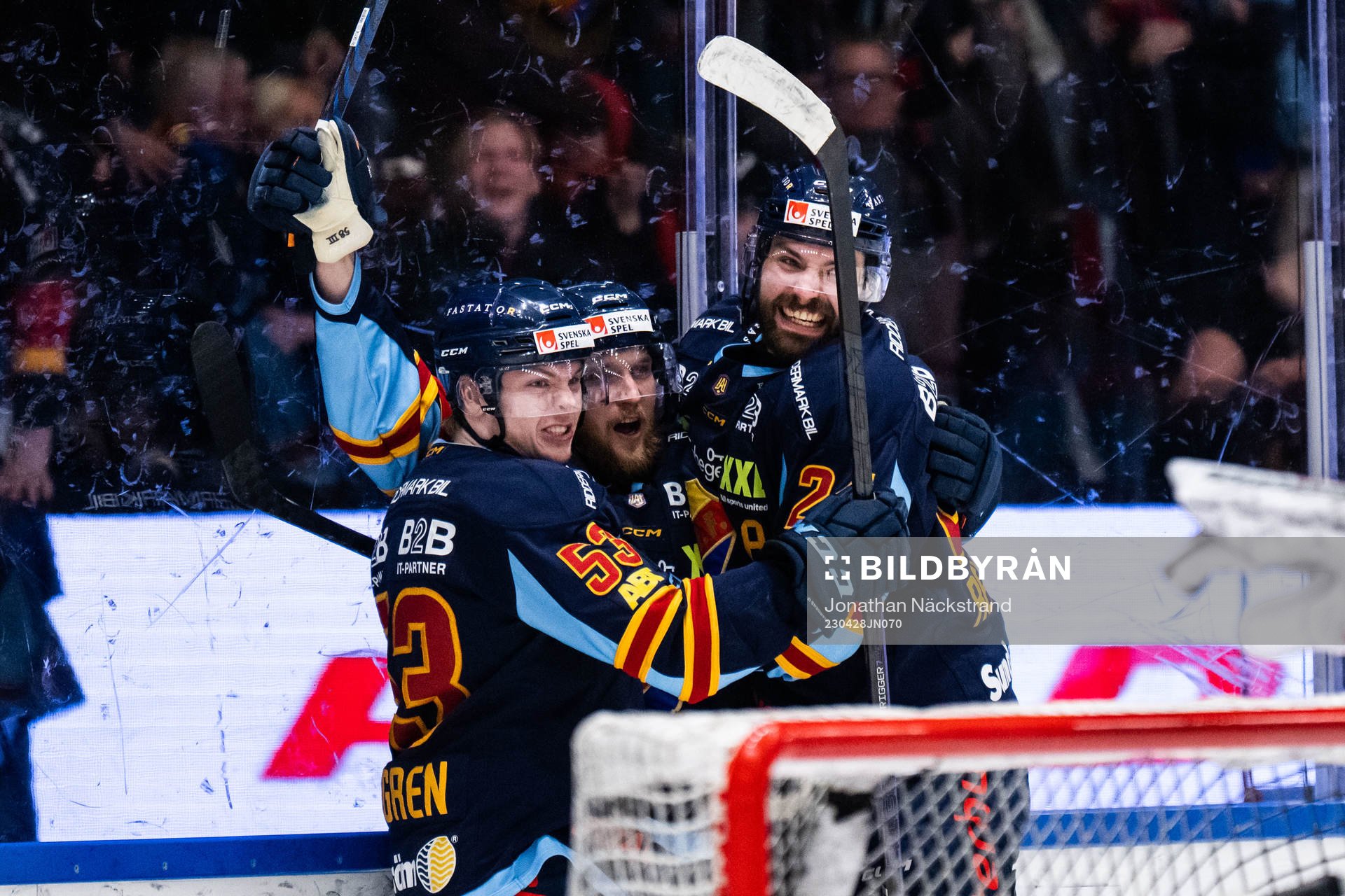 Djurgårdens Fredrik Forsberg jublar med David Blomgren och