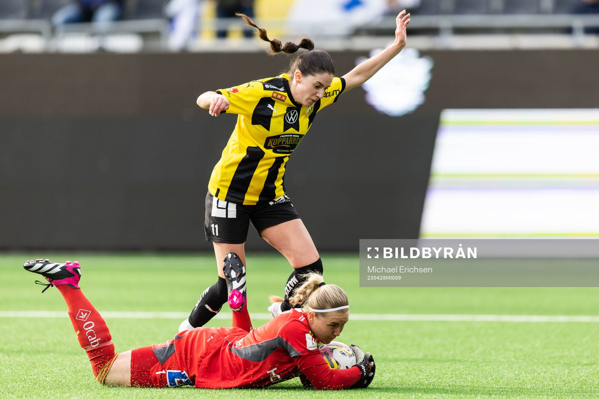 Häckens Clarissa Larisey och IFK Norrköpings Sofia Hjern