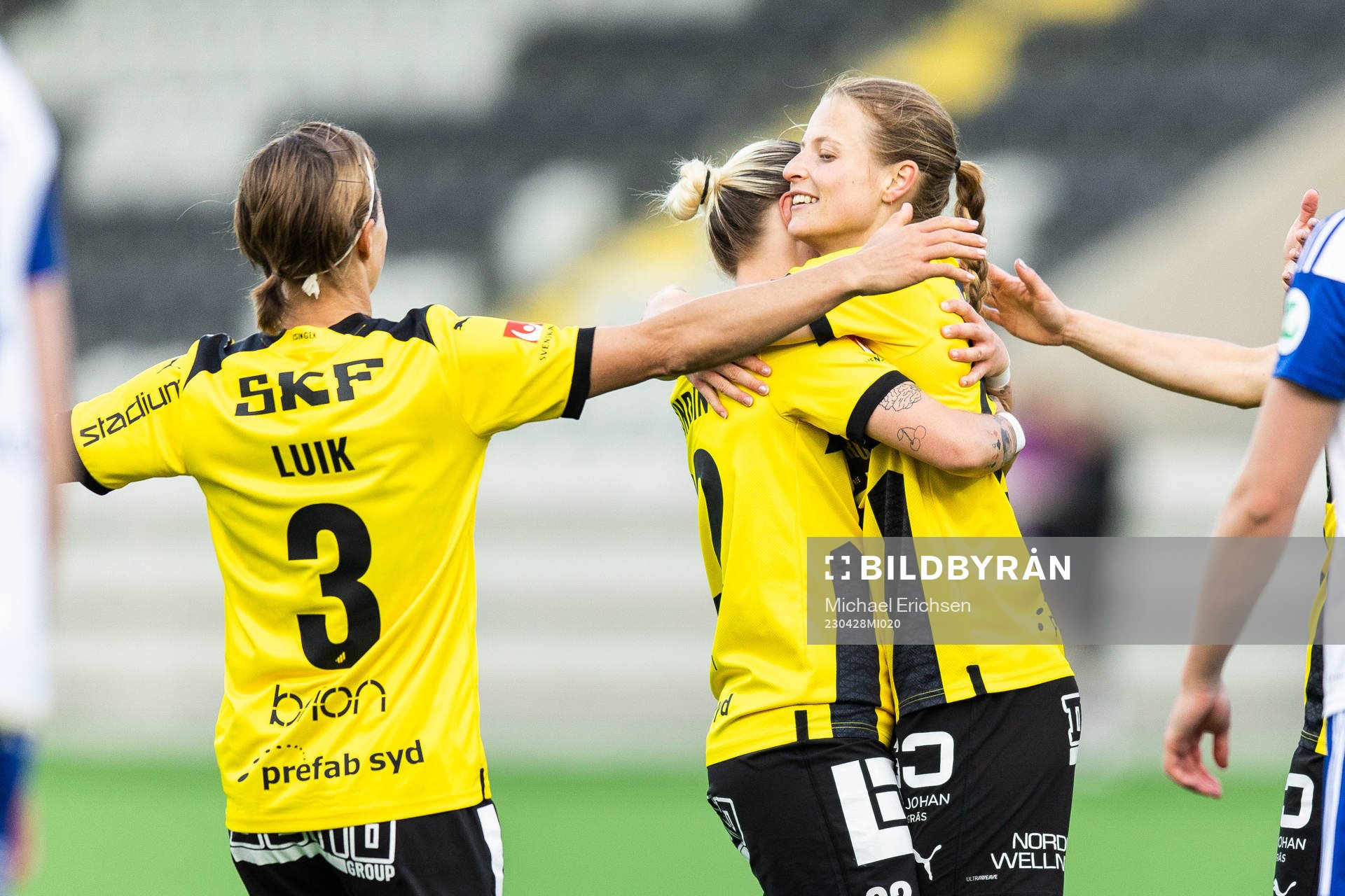 Häckens Anna Anvegård jublar med Marika Bergman Lundin och Aivi Luik efter 1-0 under fotbollsmatchen i Damallsvenskan mellan Häcken och IFK Norrköping den 28 april 2023 i Göteborg.