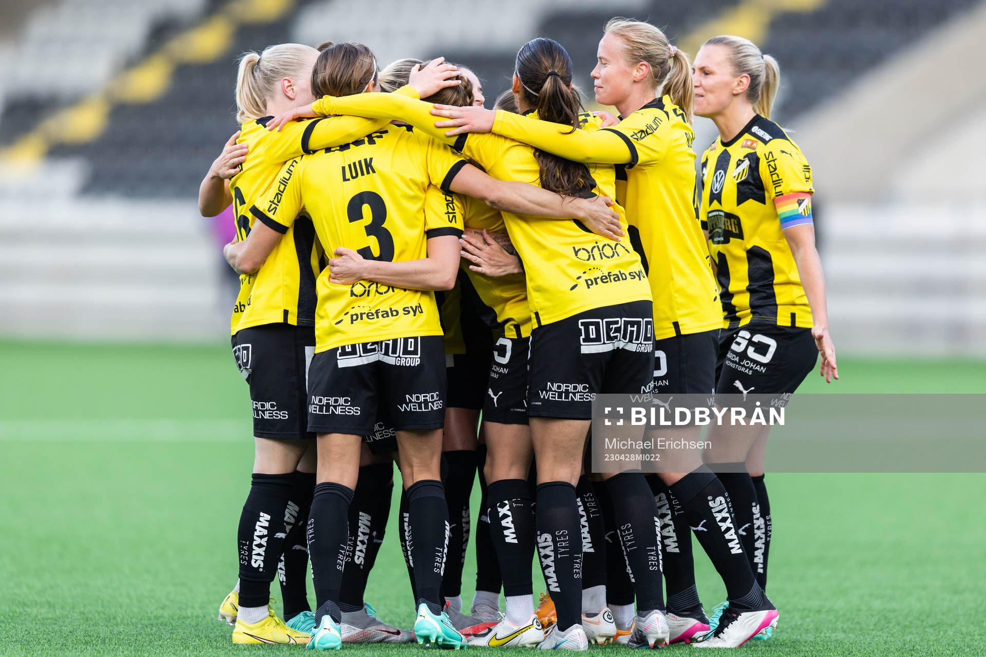 Häckens Anna Anvegård jublar med lagkamrater