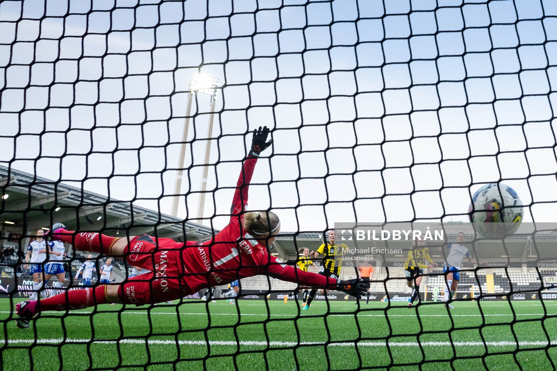 Häckens Anna Anvegård skjuter 1-0 i mål bakom IFK