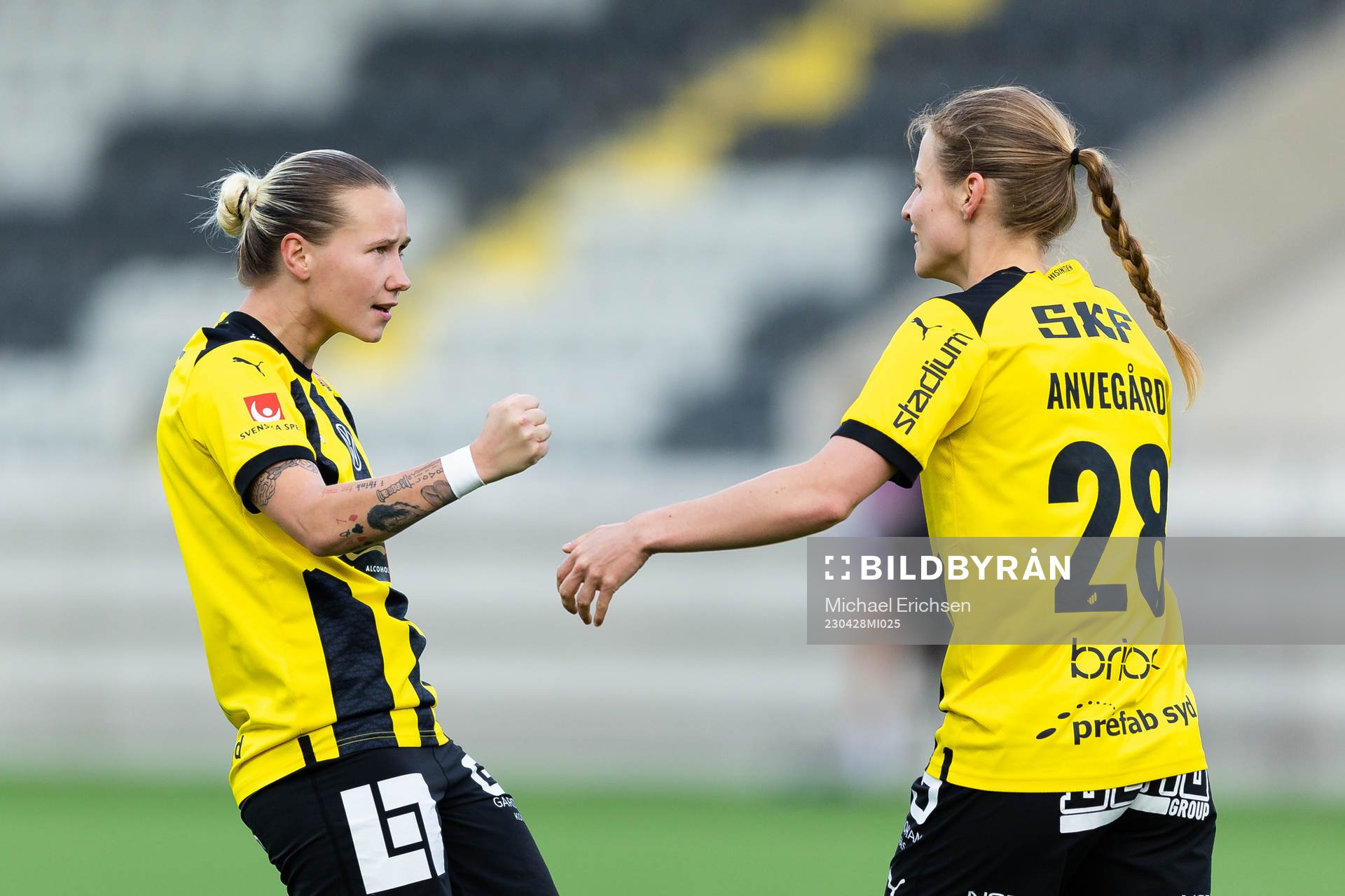 Häckens Anna Anvegård jublar efter 1-0 ihop med Marika Bergman Lundin under fotbollsmatchen i Damallsvenskan mellan Häcken och IFK Norrköping den 28 april 2023 i Göteborg.