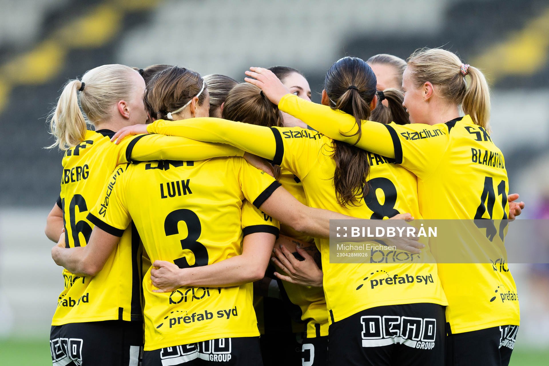 Häckens Anna Anvegård jublar med lagkamrater