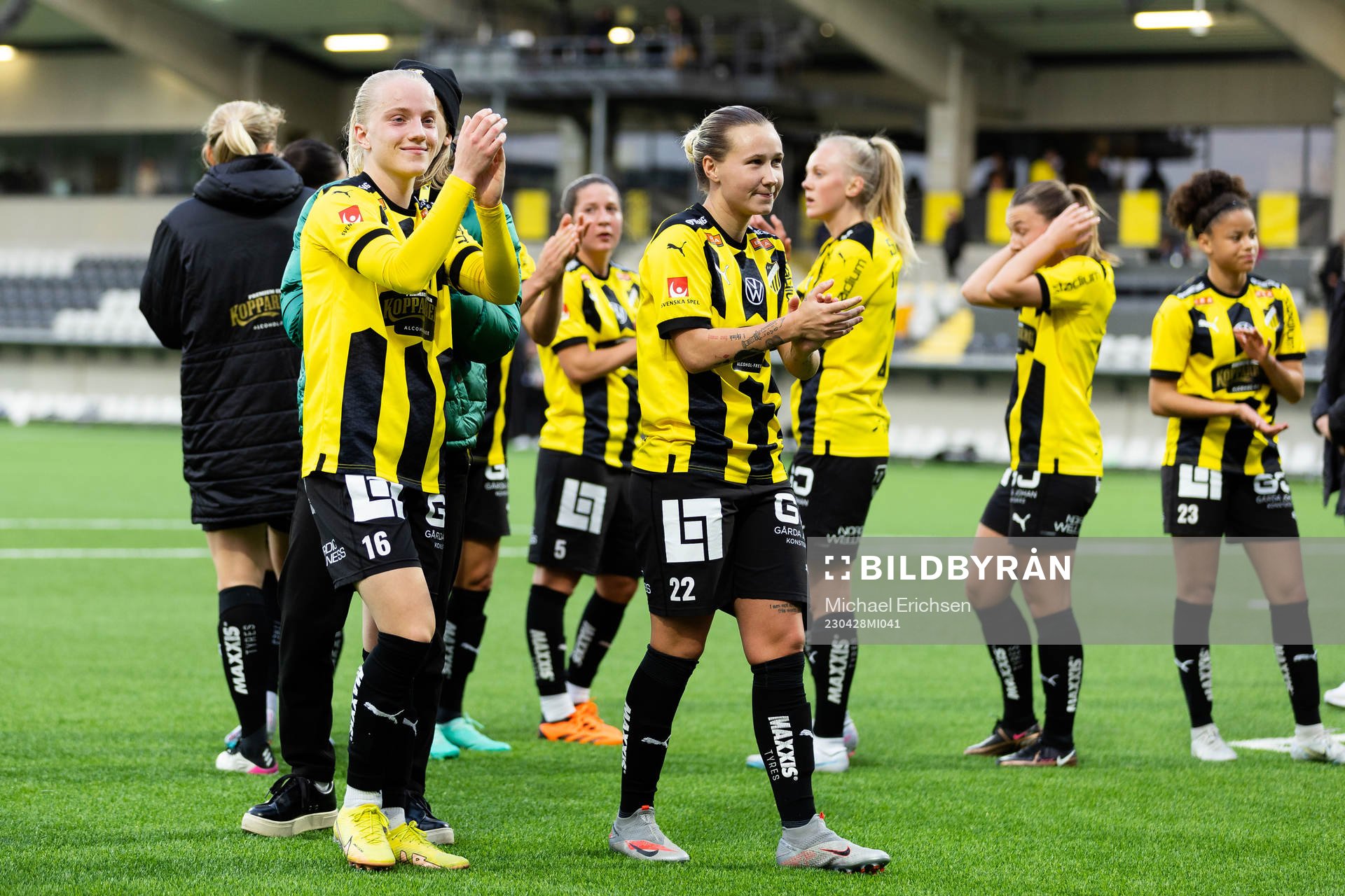 Häckens Anna Sandberg och Marika Bergman Lundin jublar efter fotbollsmatchen i Damallsvenskan mellan Häcken och IFK Norrköping den 28 april 2023 i Göteborg.