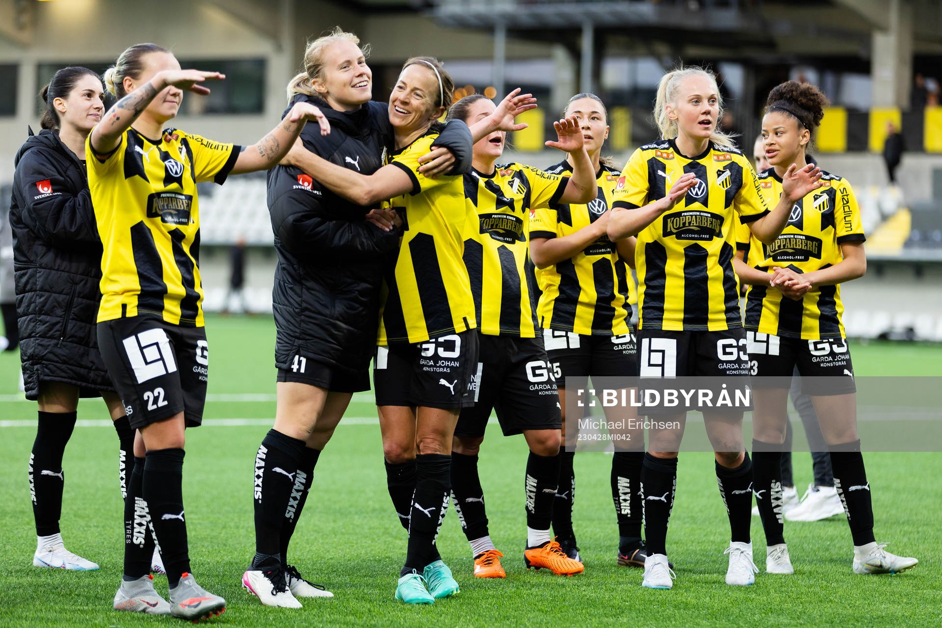 Häckens Julie Blakstad och Aivi Luik  jublar
