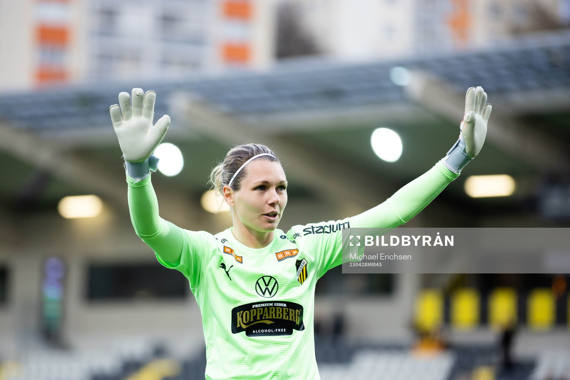 Häckens målvakt Jennifer Falk håller i segersång för