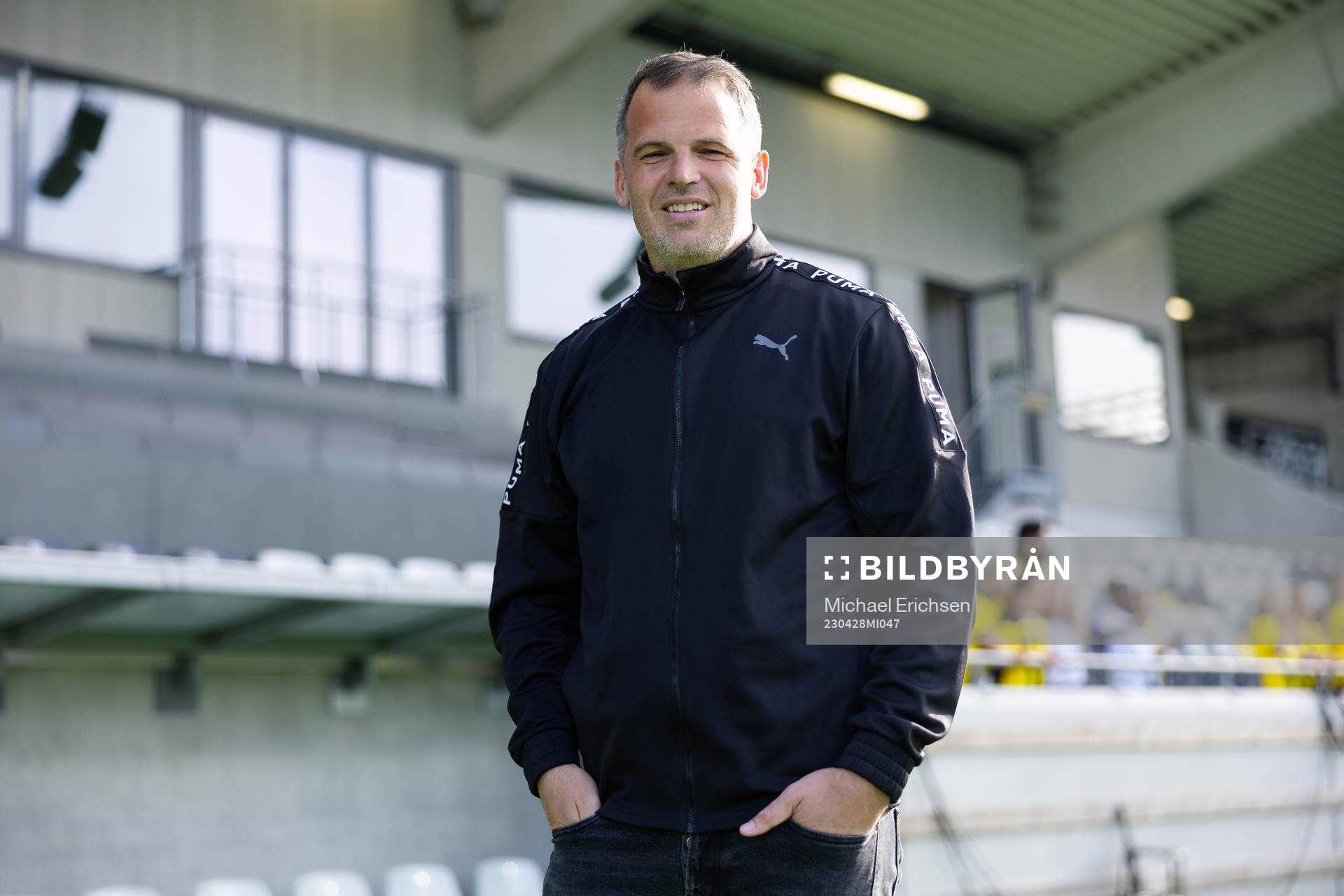 Häckens tränare Robert Vilahamn innan   fotbollsmatchen i
