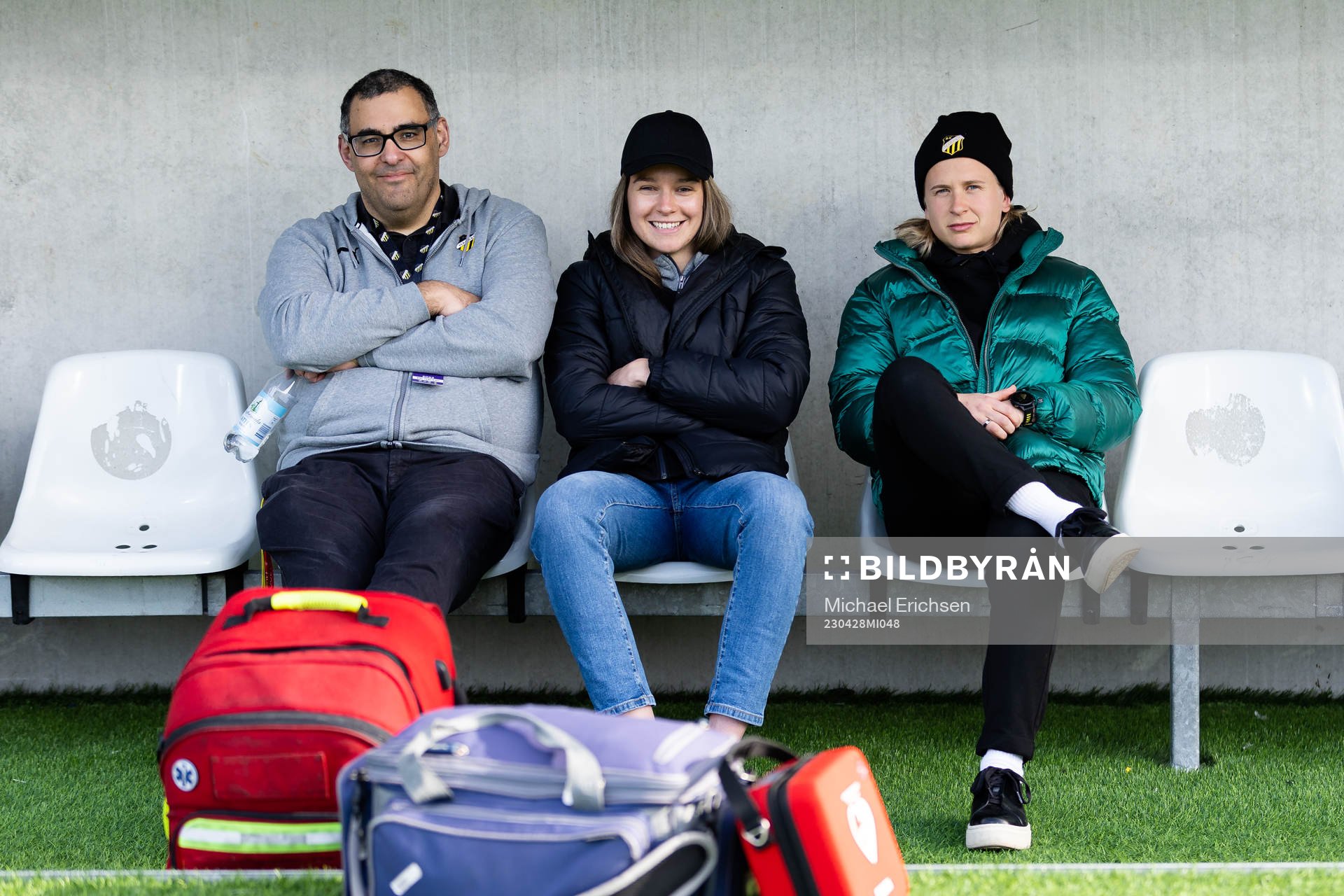 Häckens analytiker Andreas Larsson, Anna Csiki och Filippa Curmark innan fotbollsmatchen i Damallsvenskan mellan Häcken och IFK Norrköping den 28 april 2023 i Göteborg.