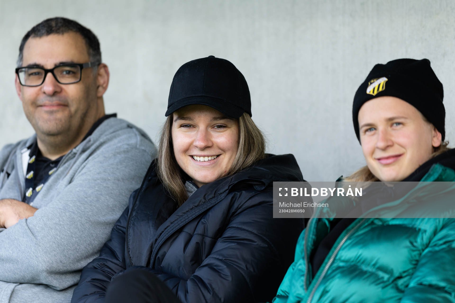 Häckens analytiker Andreas Larsson, Anna Csiki och Filippa Curmark innan fotbollsmatchen i Damallsvenskan mellan Häcken och IFK Norrköping den 28 april 2023 i Göteborg.