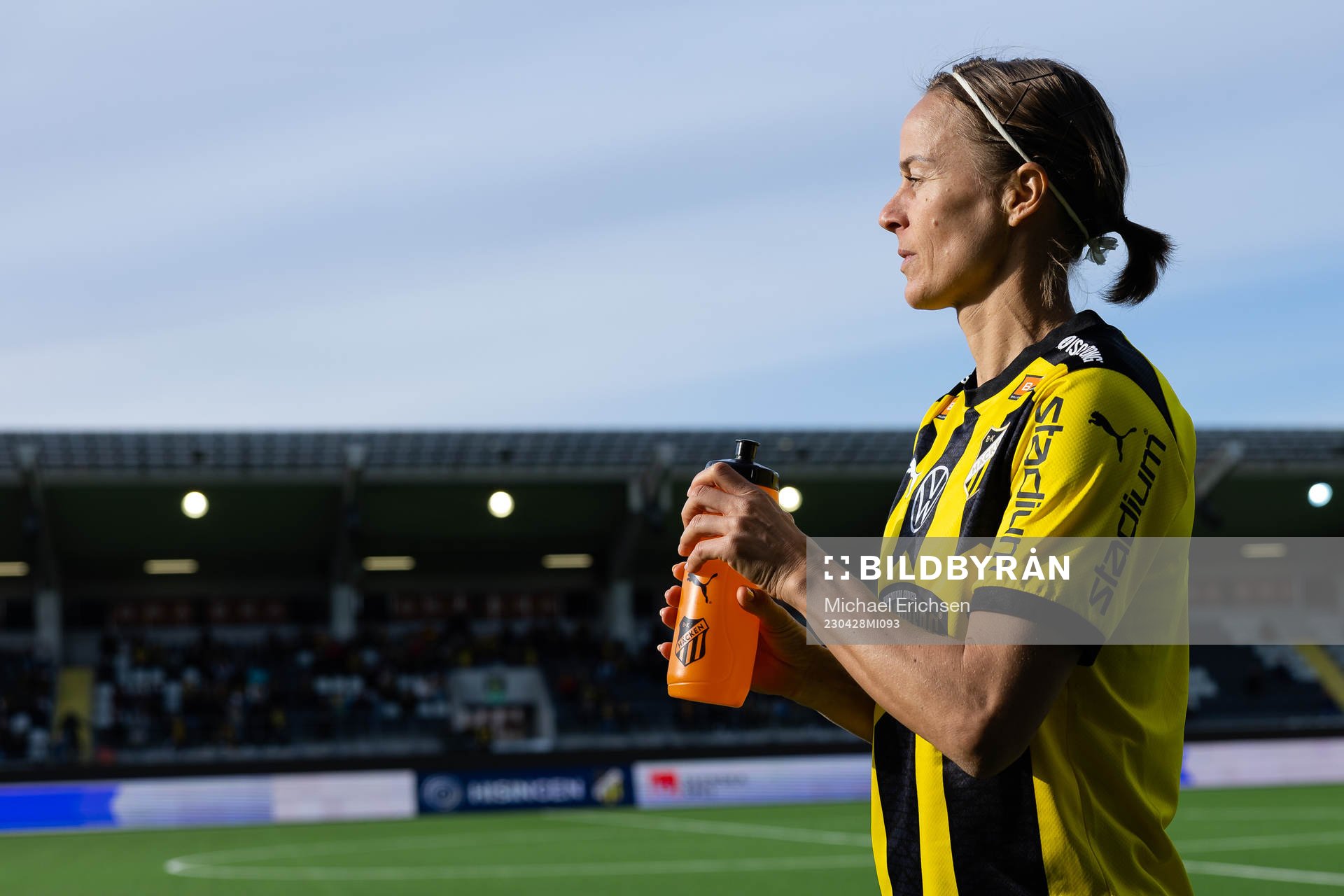 Häckens Aivi Luik innan fotbollsmatchen i Damallsvenskan
