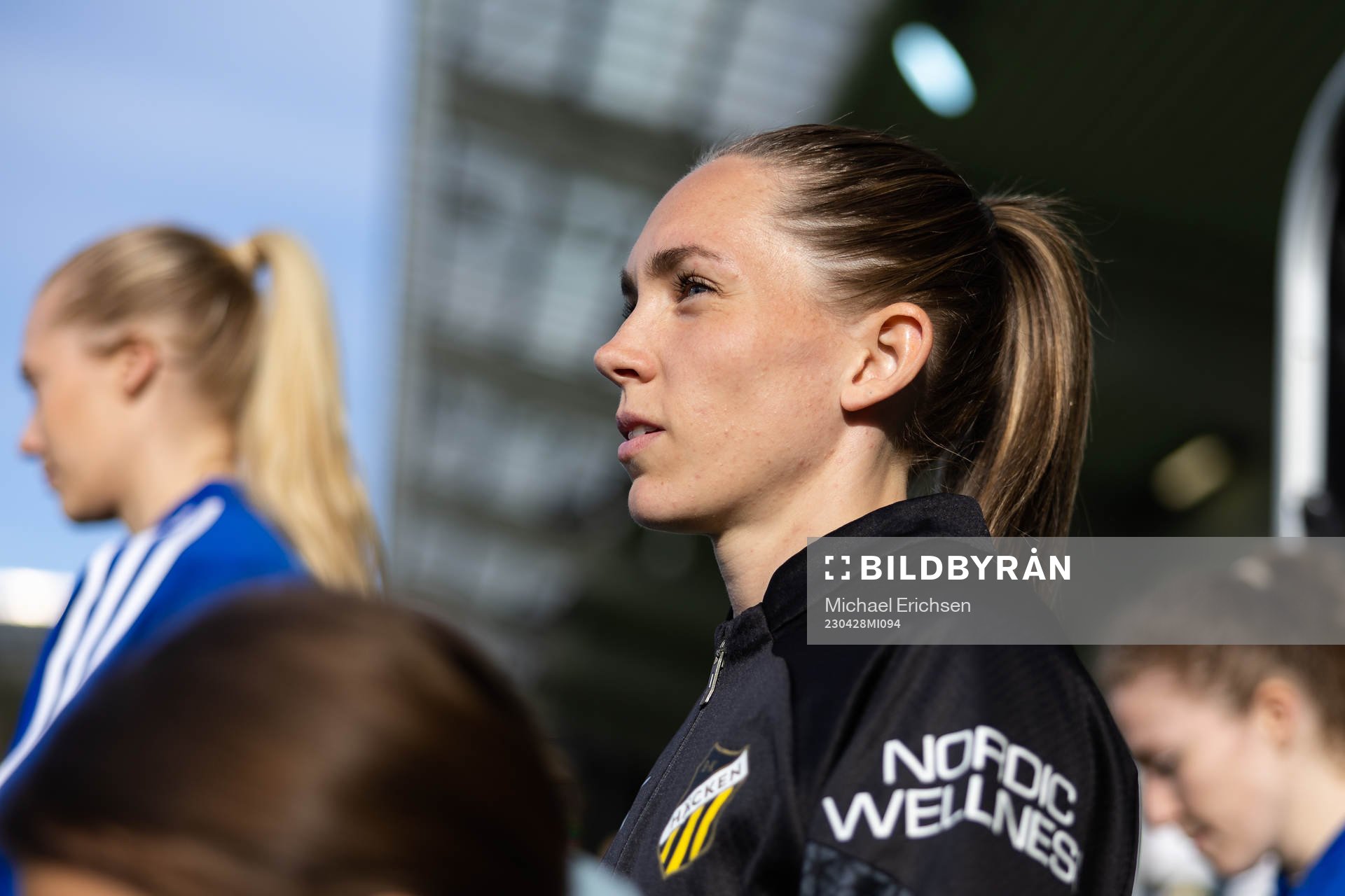 Häckens Elin Rubensson på väg in för line up innan