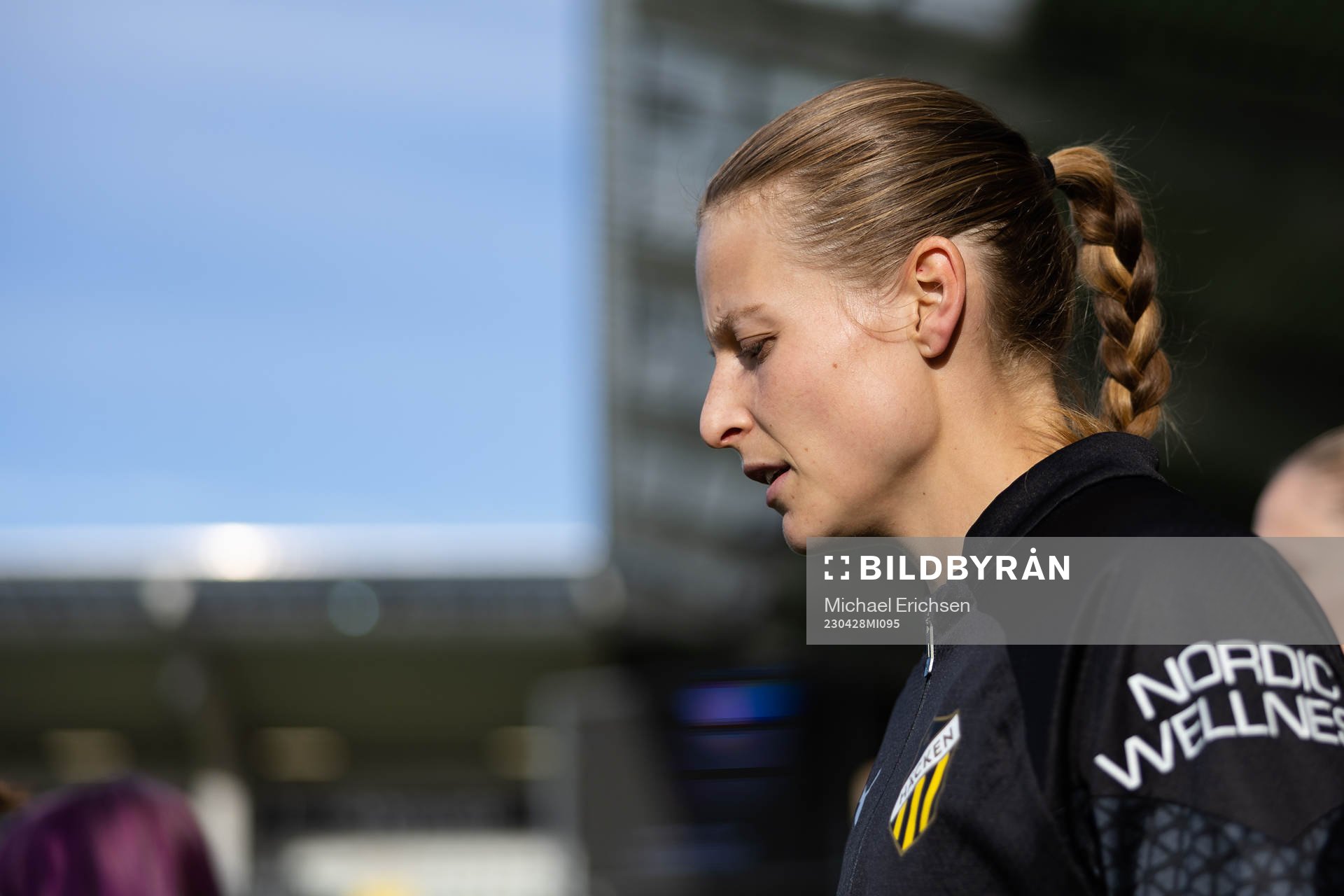 Häckens Anna Anvegård på väg in för line up innan