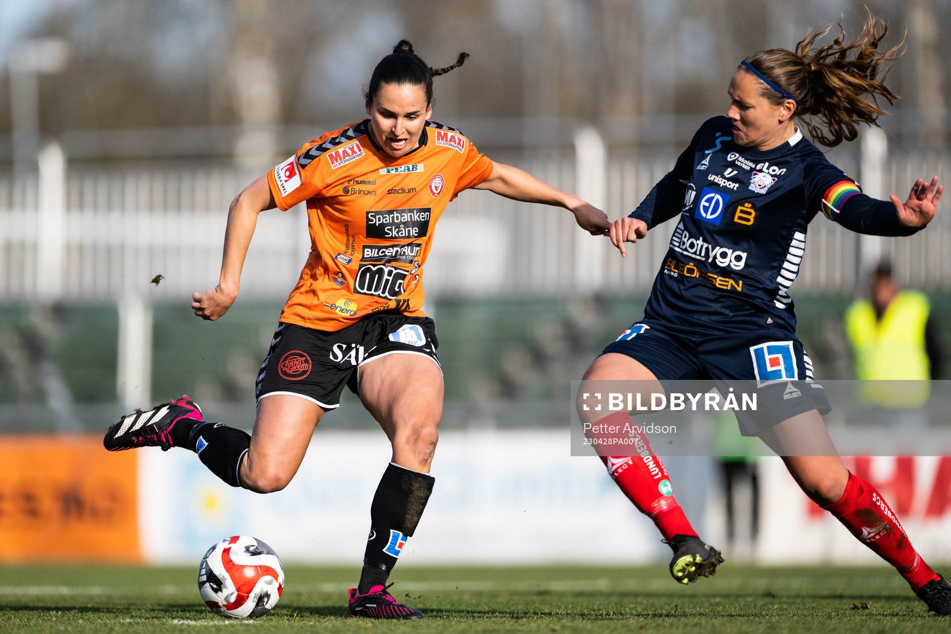 Kristianstads Evelyne Viens och Linköpings Emma Lennartsson under fotbollsmatchen i Damallsvenskan mellan Kristianstad och Linköping den 28 april 2023 i Kristianstad.