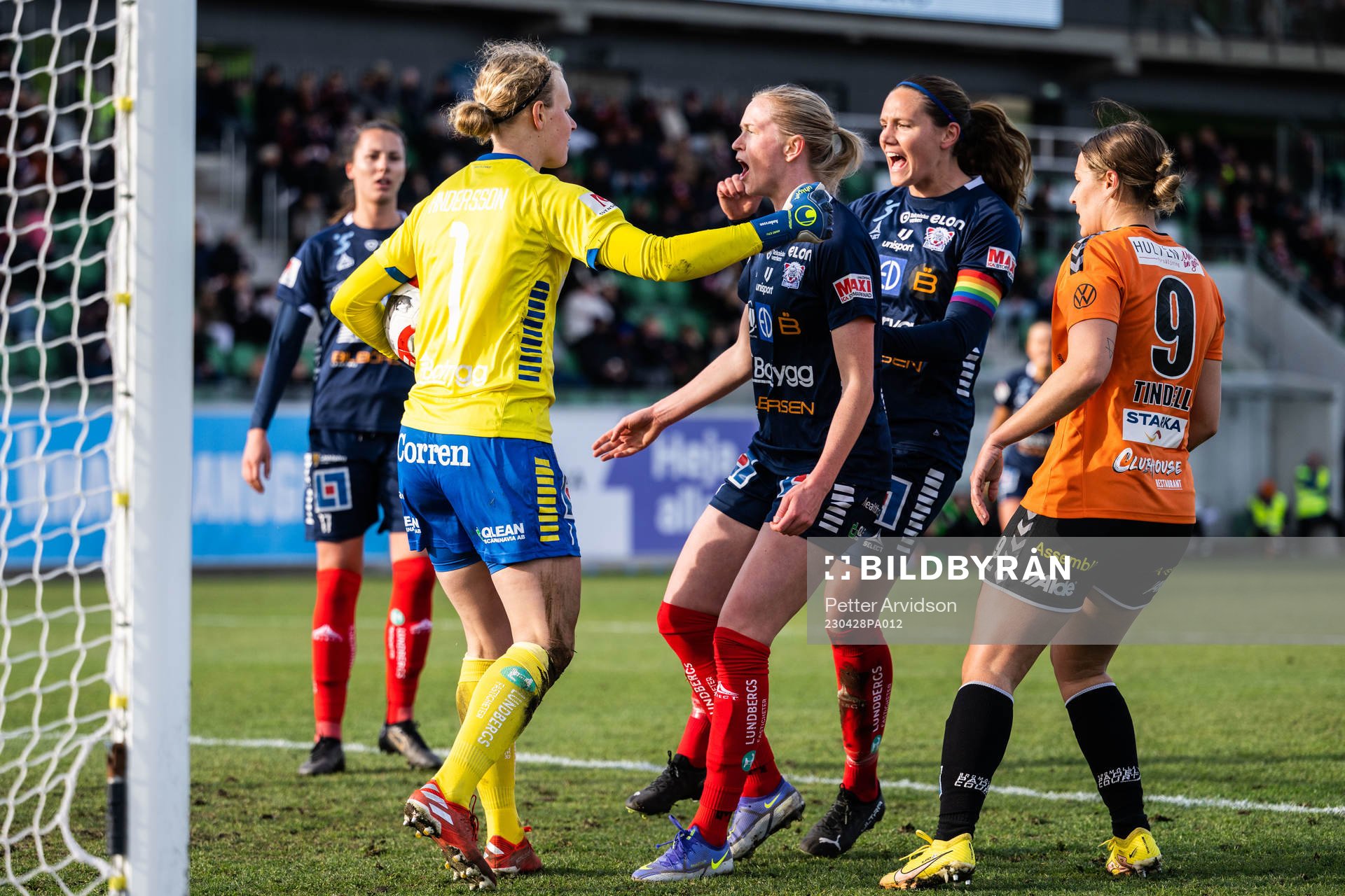 Linköpings Emma Östlund och Emma Lennartsson jublar med målvakt Cajsa Andersson efter räddad straff under fotbollsmatchen i Damallsvenskan mellan Kristianstad och Linköping den 28 april 2023 i Kristianstad.