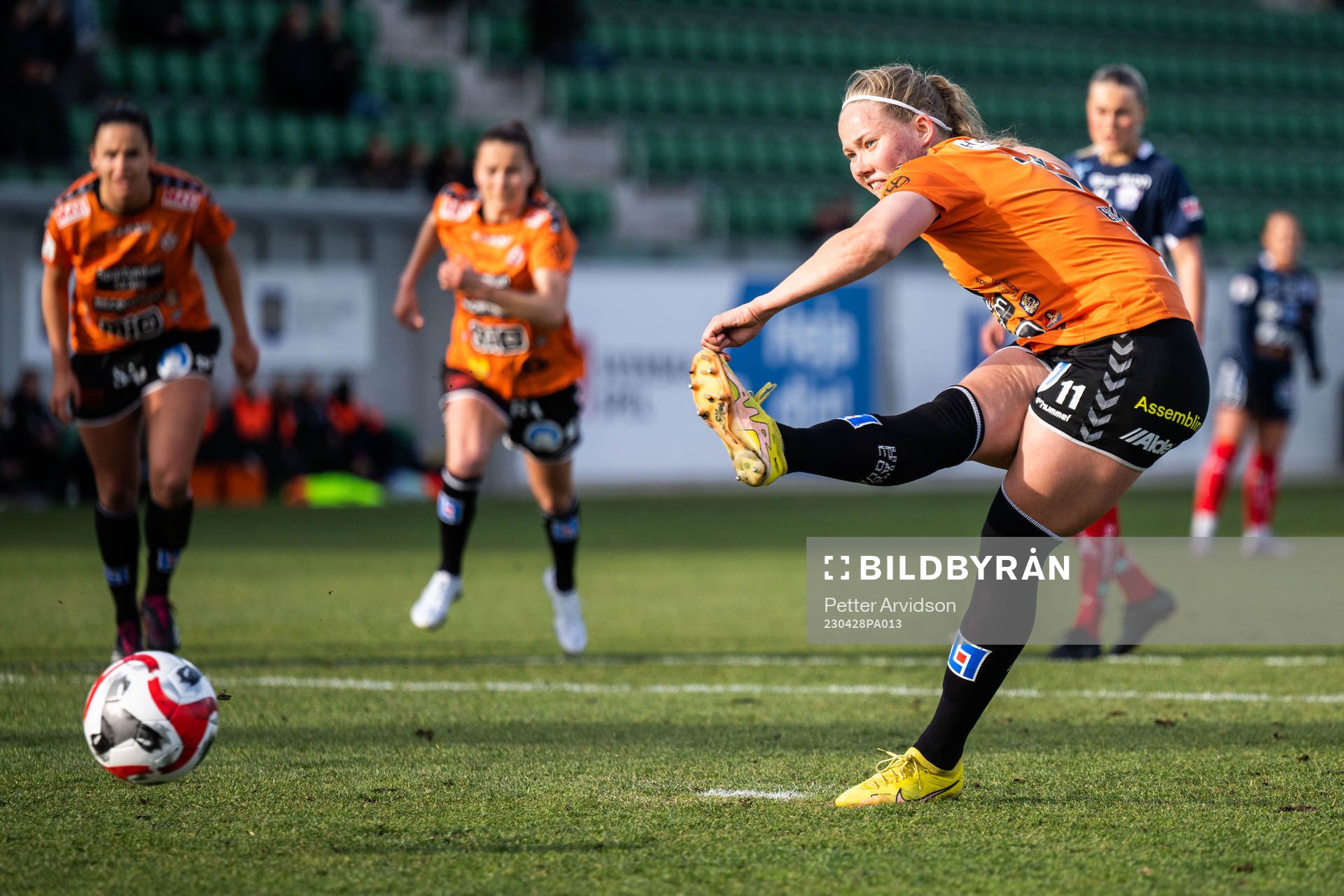 Kristianstads Hlin Eiriksdottir slår en straff