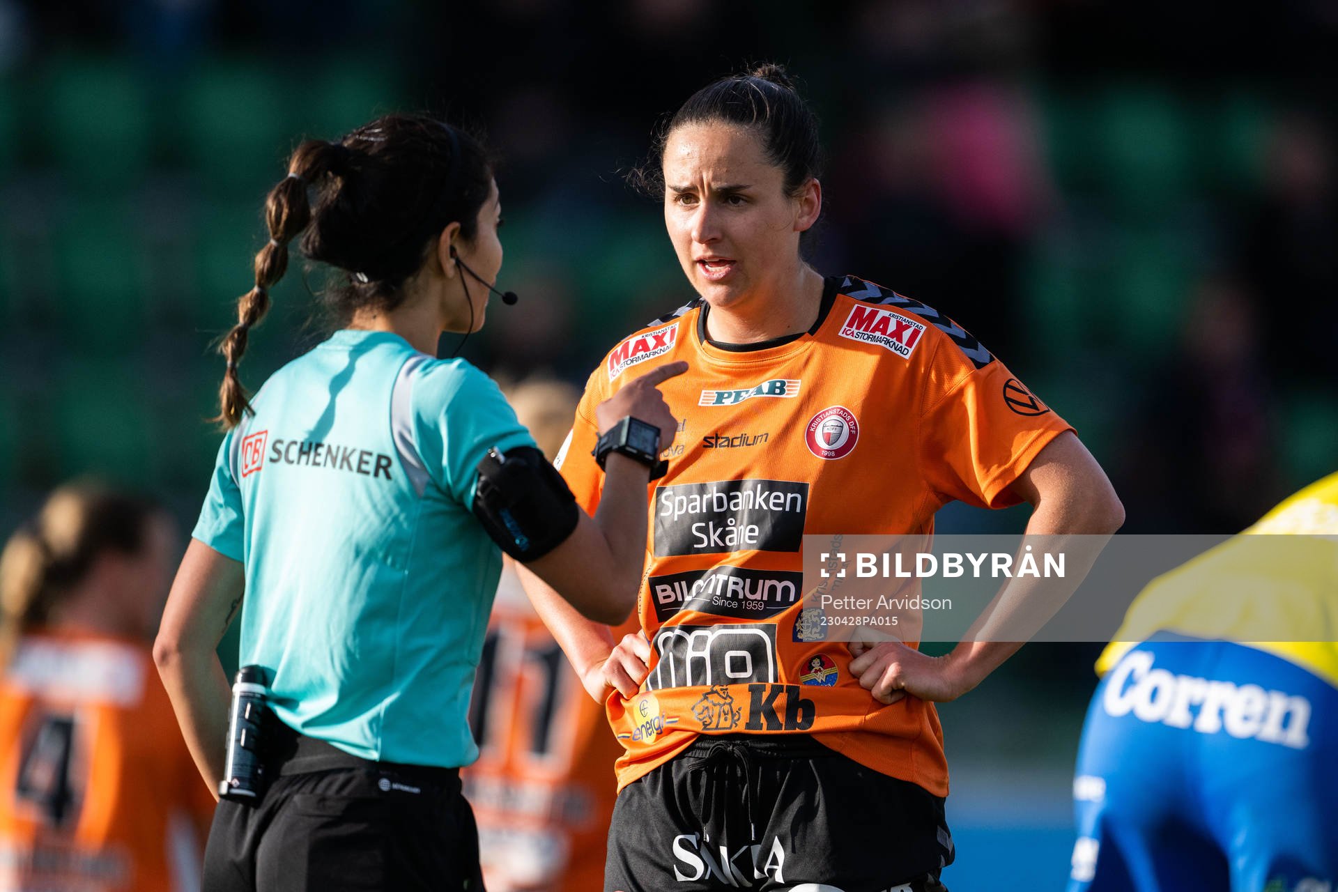 Kristianstads Evelyne Viens i diskussion med Domare Maral