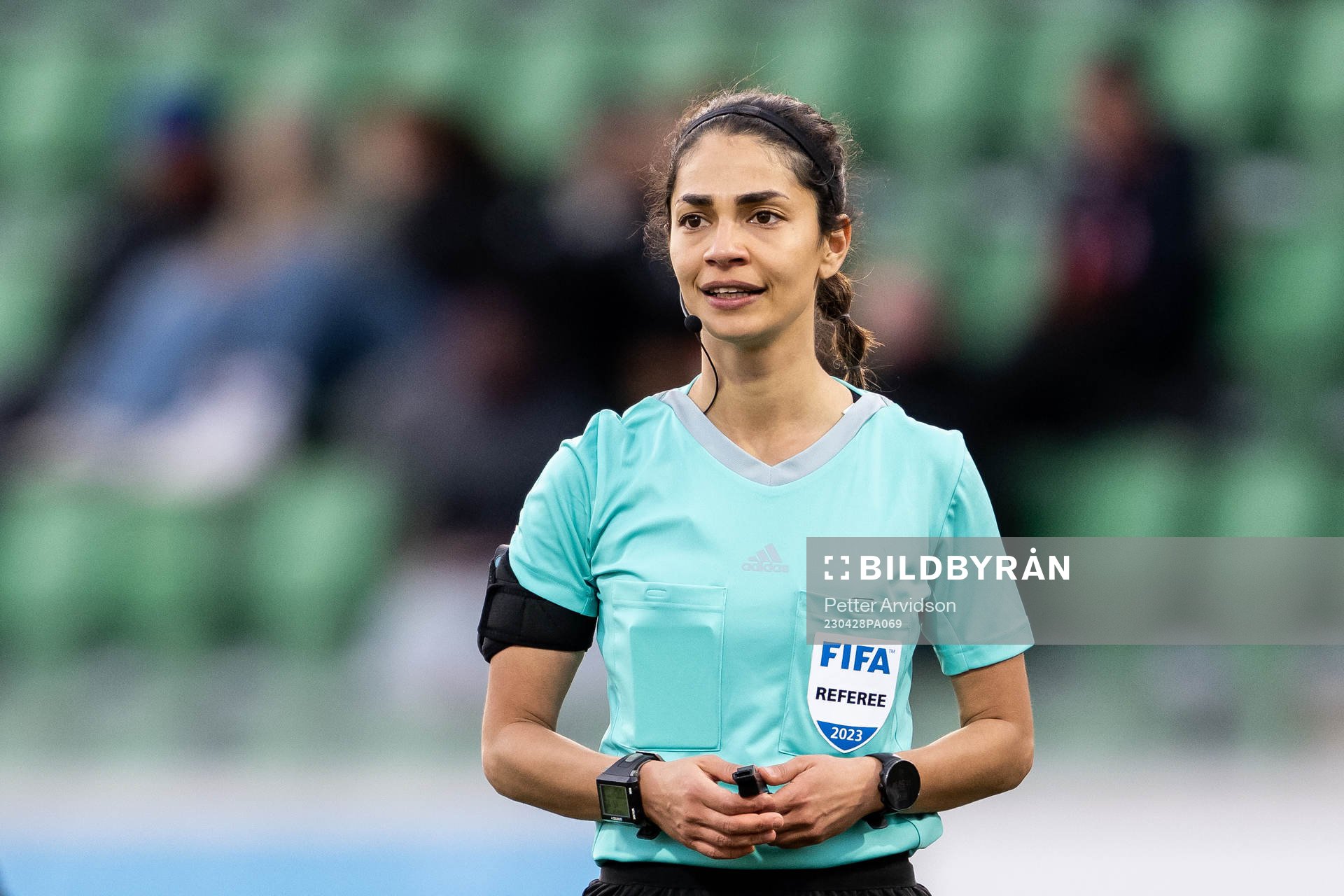 Domare Maral Mirzai under fotbollsmatchen i Damallsvenskan mellan Kristianstad och Linköping den 28 april 2023 i Kristianstad. 