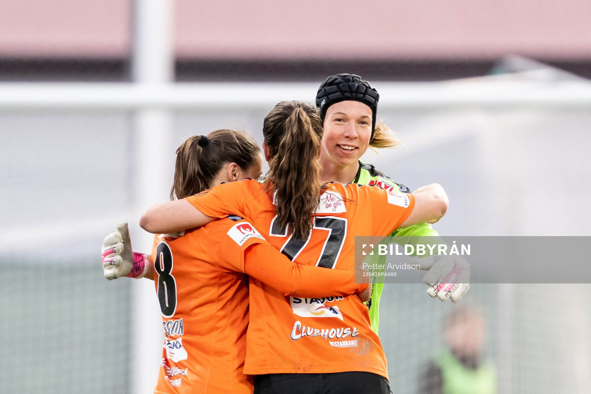 Kristianstads målvakt Melina Loeck, Alice Nilsson och Josefin Harrysson jublar efter fotbollsmatchen i Damallsvenskan mellan Kristianstad och Linköping den 28 april 2023 i Kristianstad.