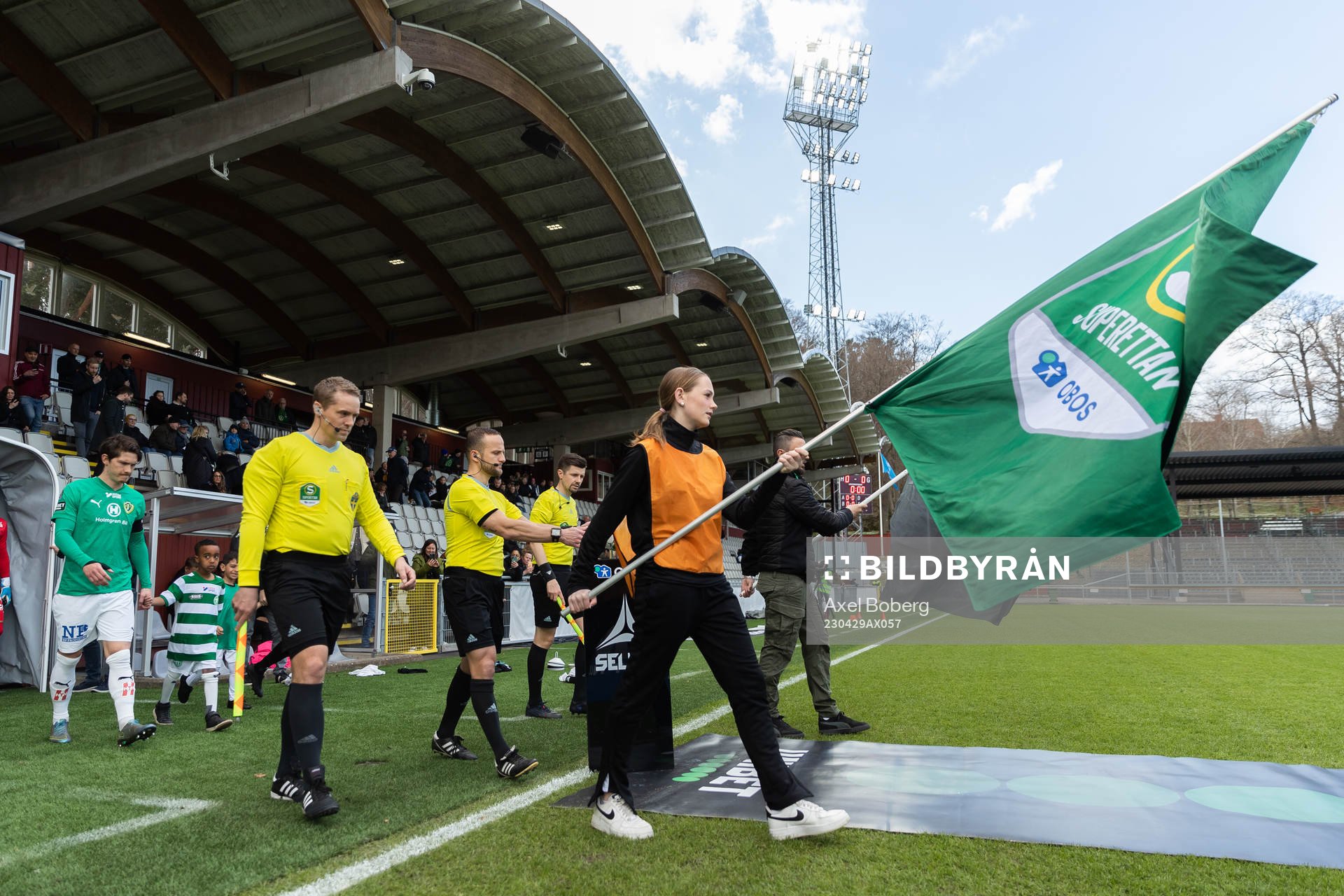 Domare och spelare går in på planen
