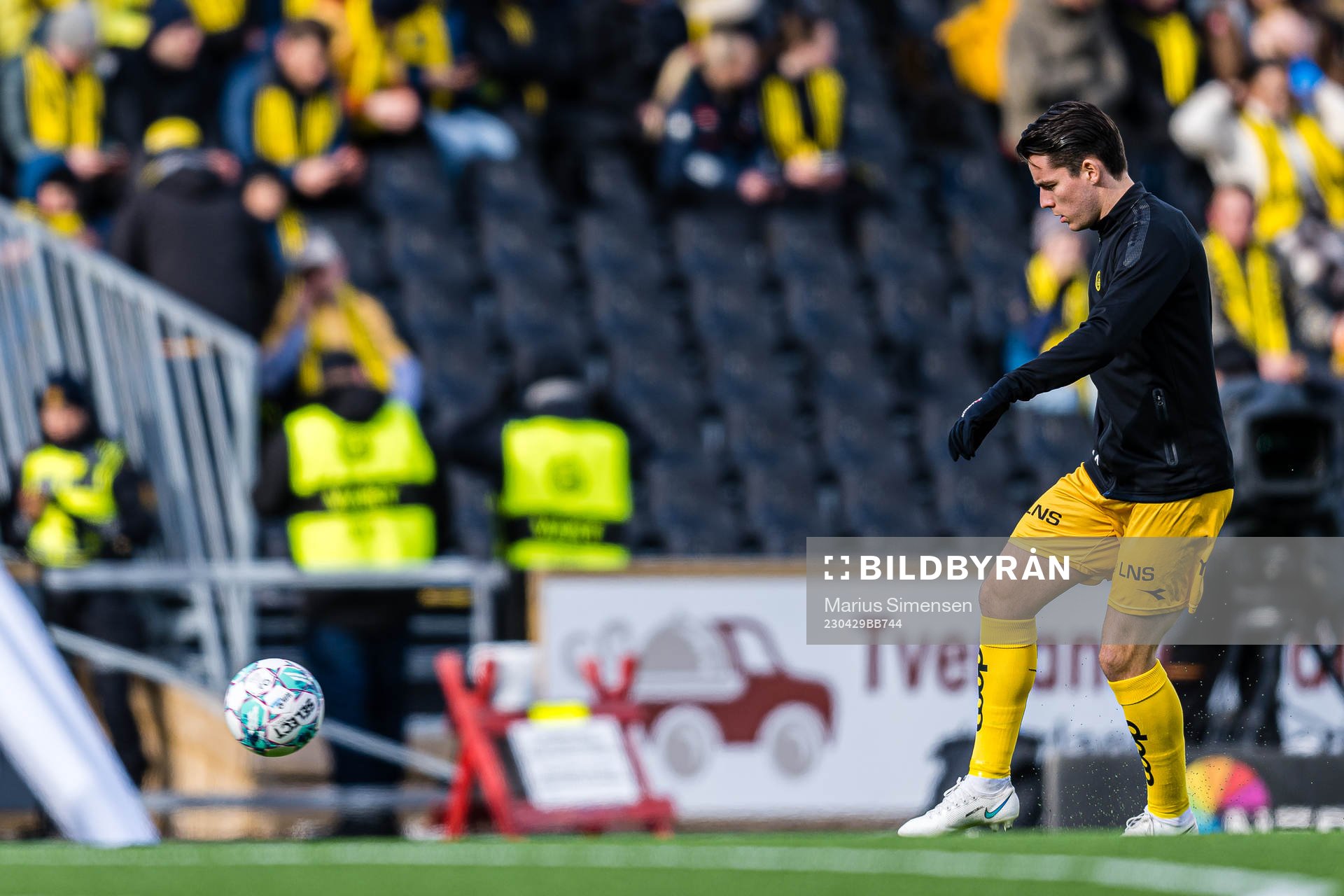 Hugo Vetlesen of Bodø/Glimt warms up