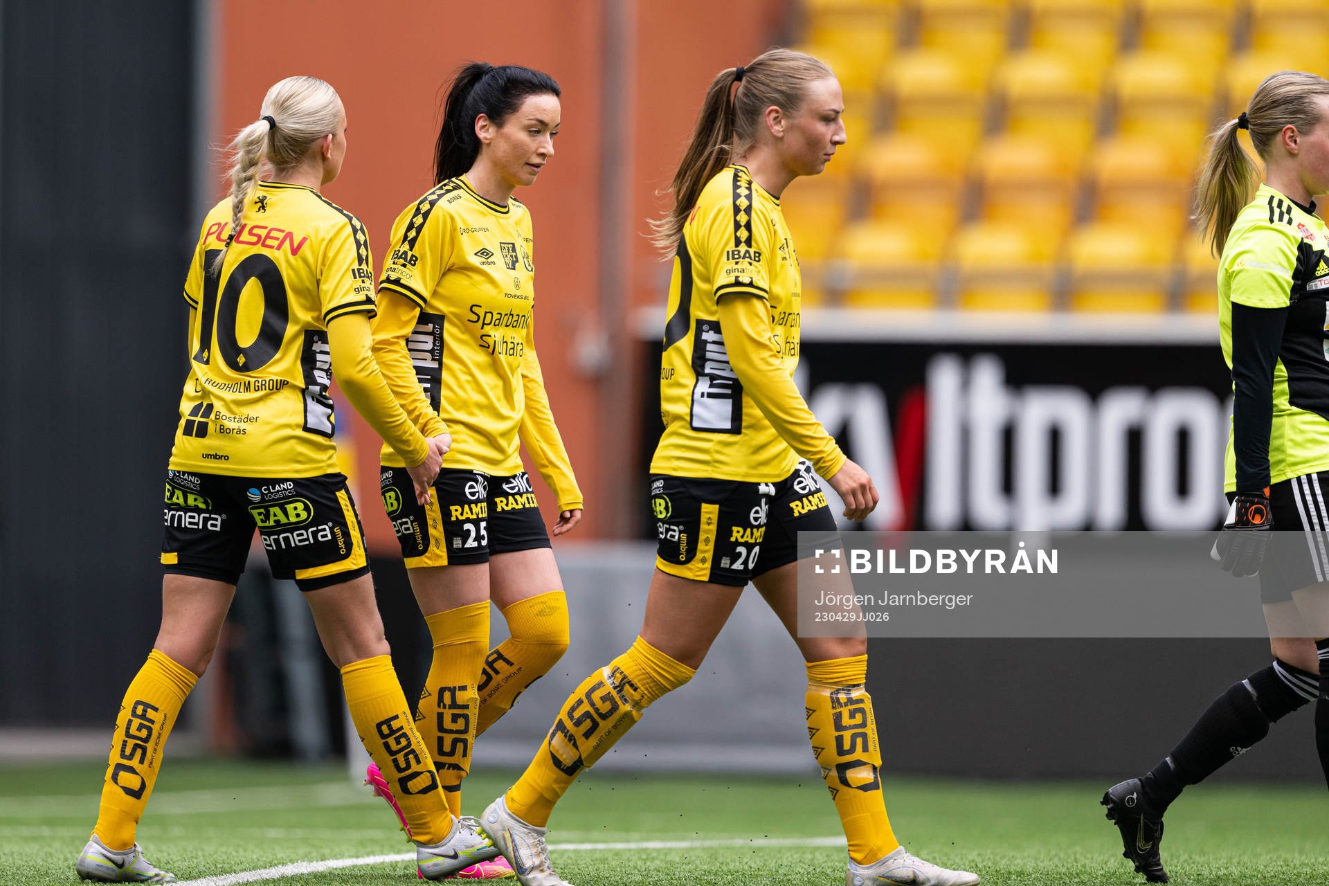 Elfsborgs Izabella Bergström jublar med Matilda Ståhlbom
