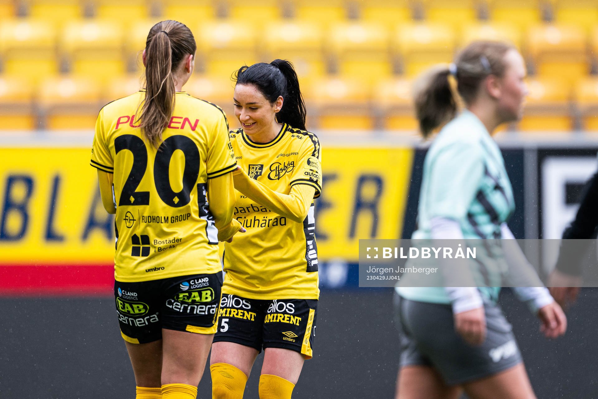Elfsborgs Izabella Bergström jublar med Stina Jensen
