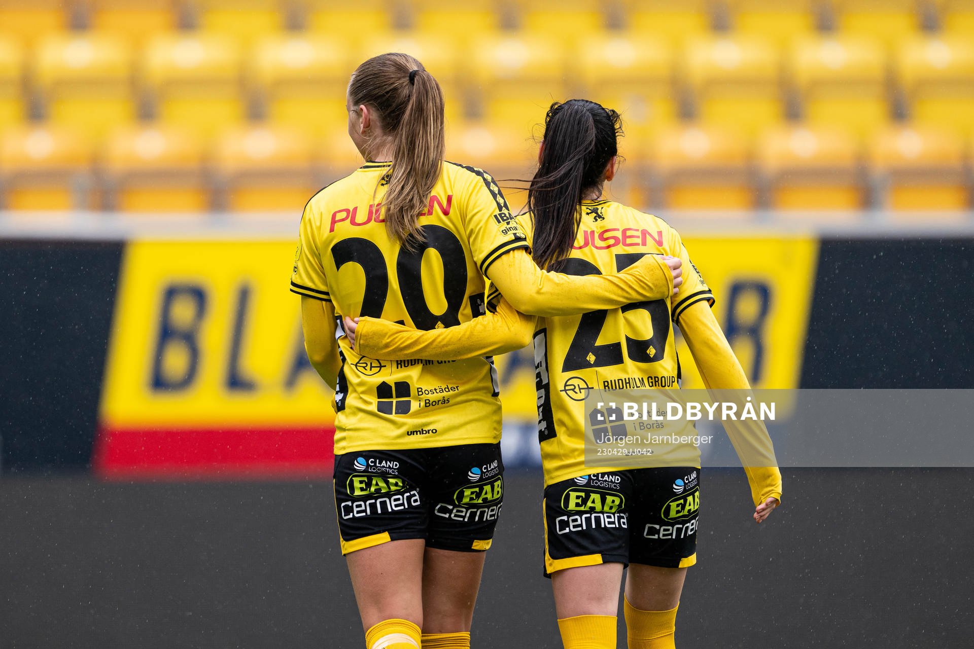 Elfsborgs Stina Jensen och Izabella Bergström jublar