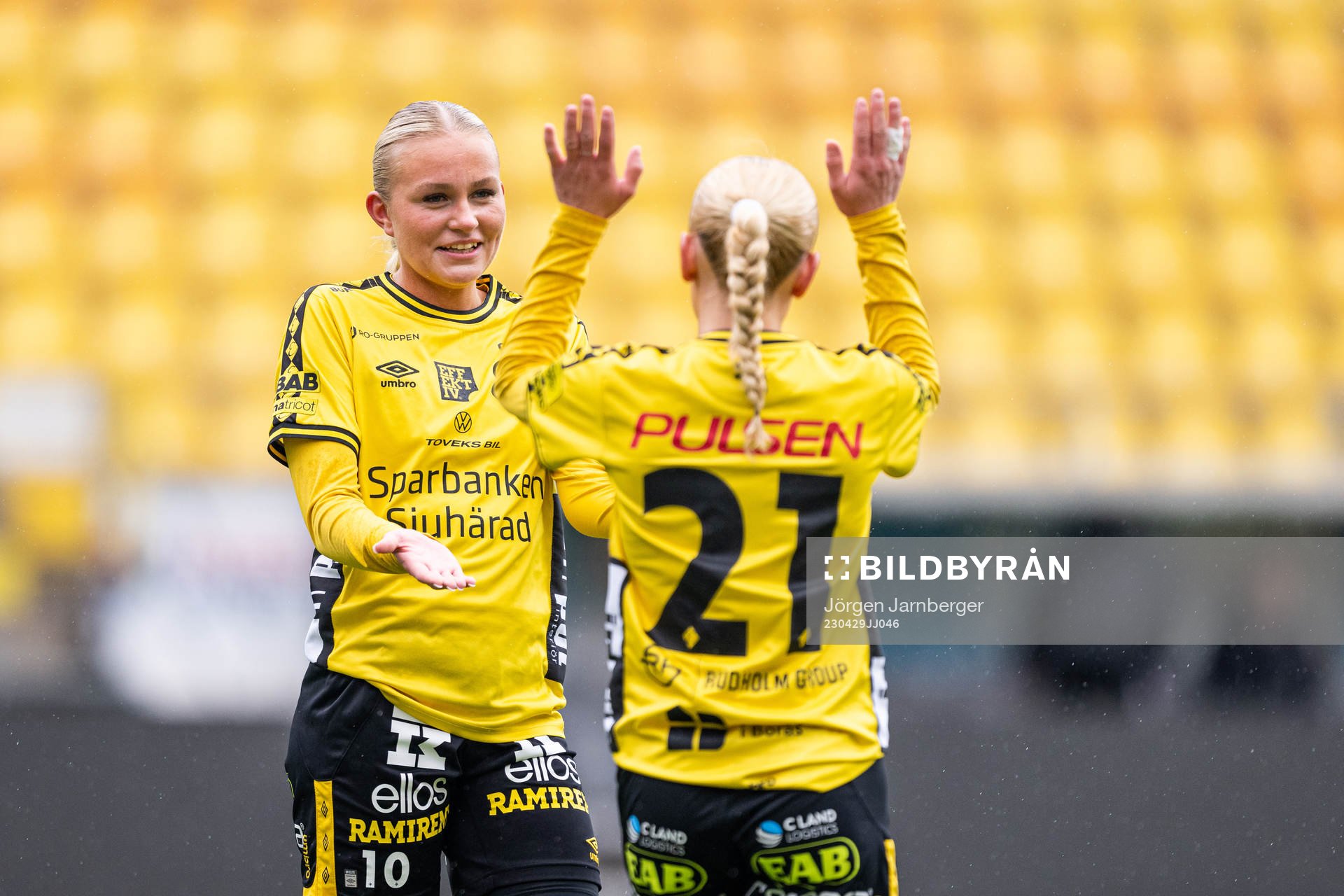 Elfsborgs Tea Skoglund (rygg mot kameran) jublar med