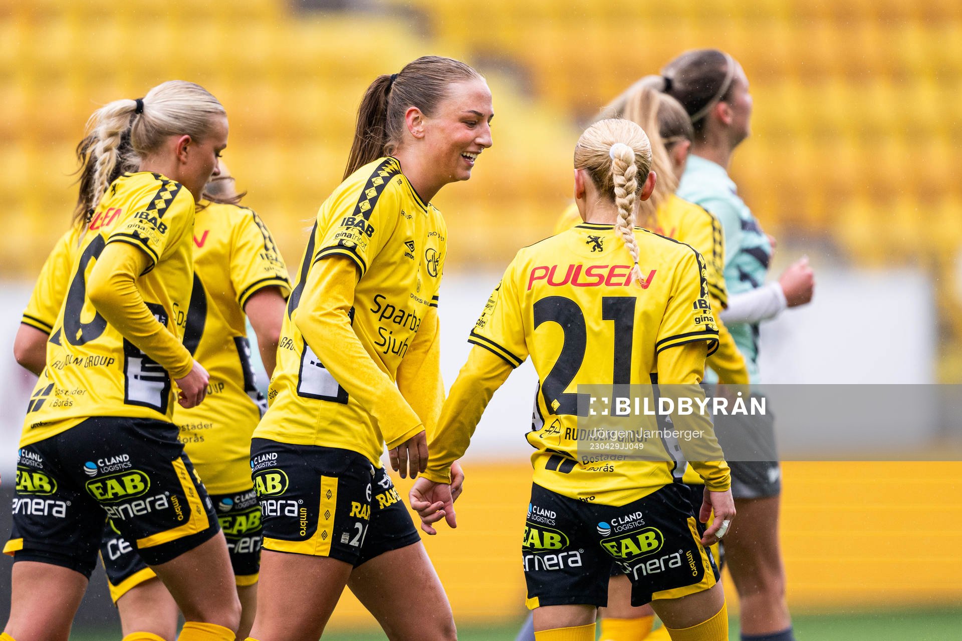 Elfsborgs Tea Skoglund (rygg mot kameran) jublar med Stina