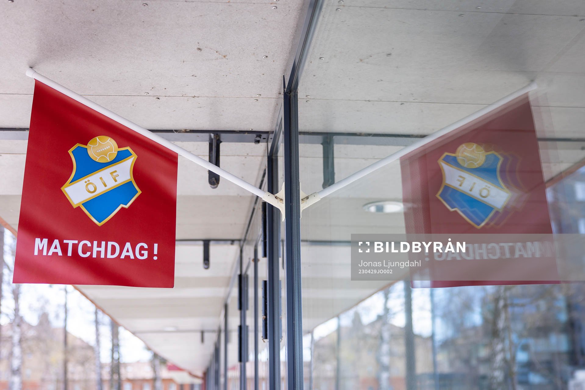 Flagga för matchdag före fotbollsmatchen i Superettan