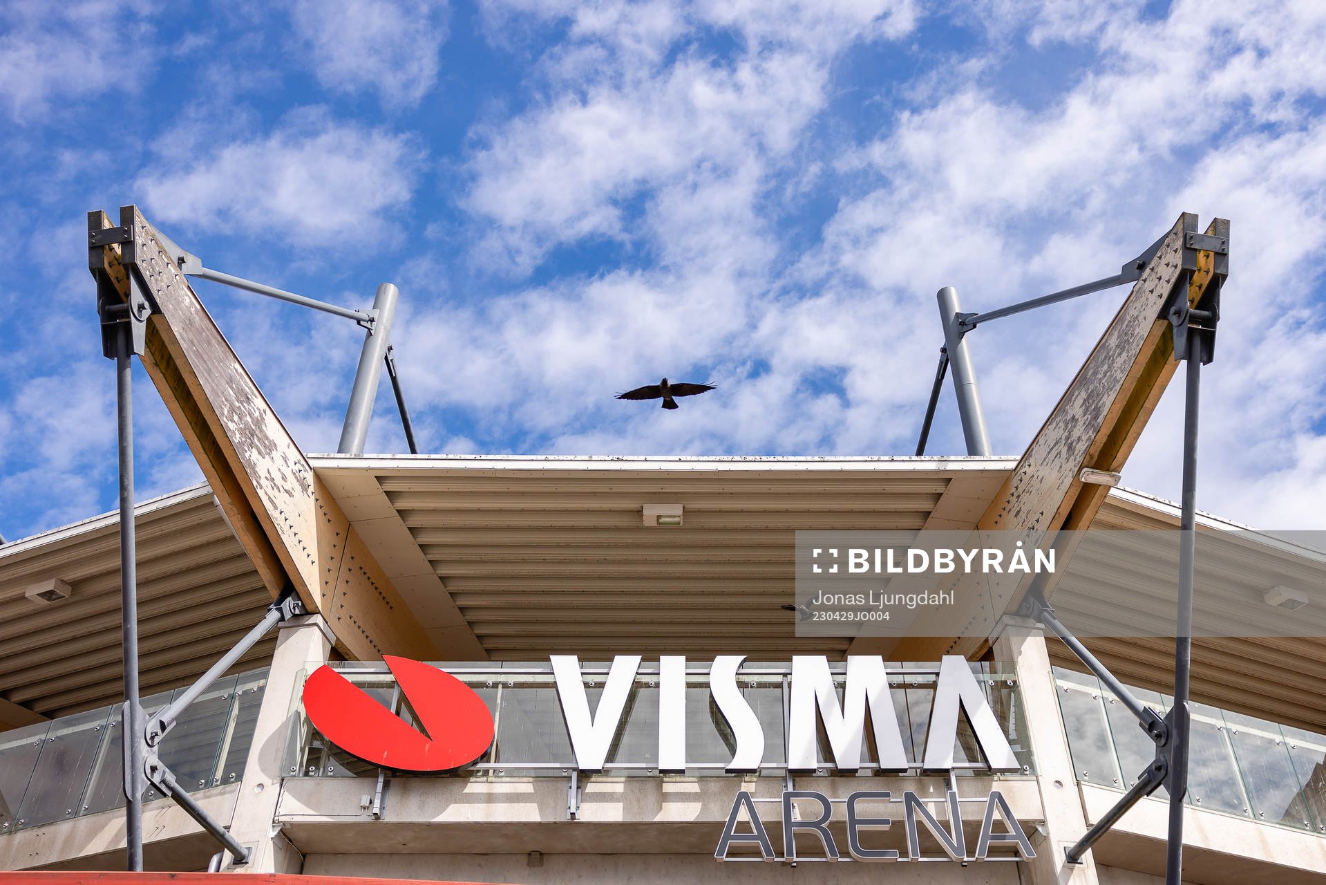 Exteriör vy av Visma arena före fotbollsmatchen i