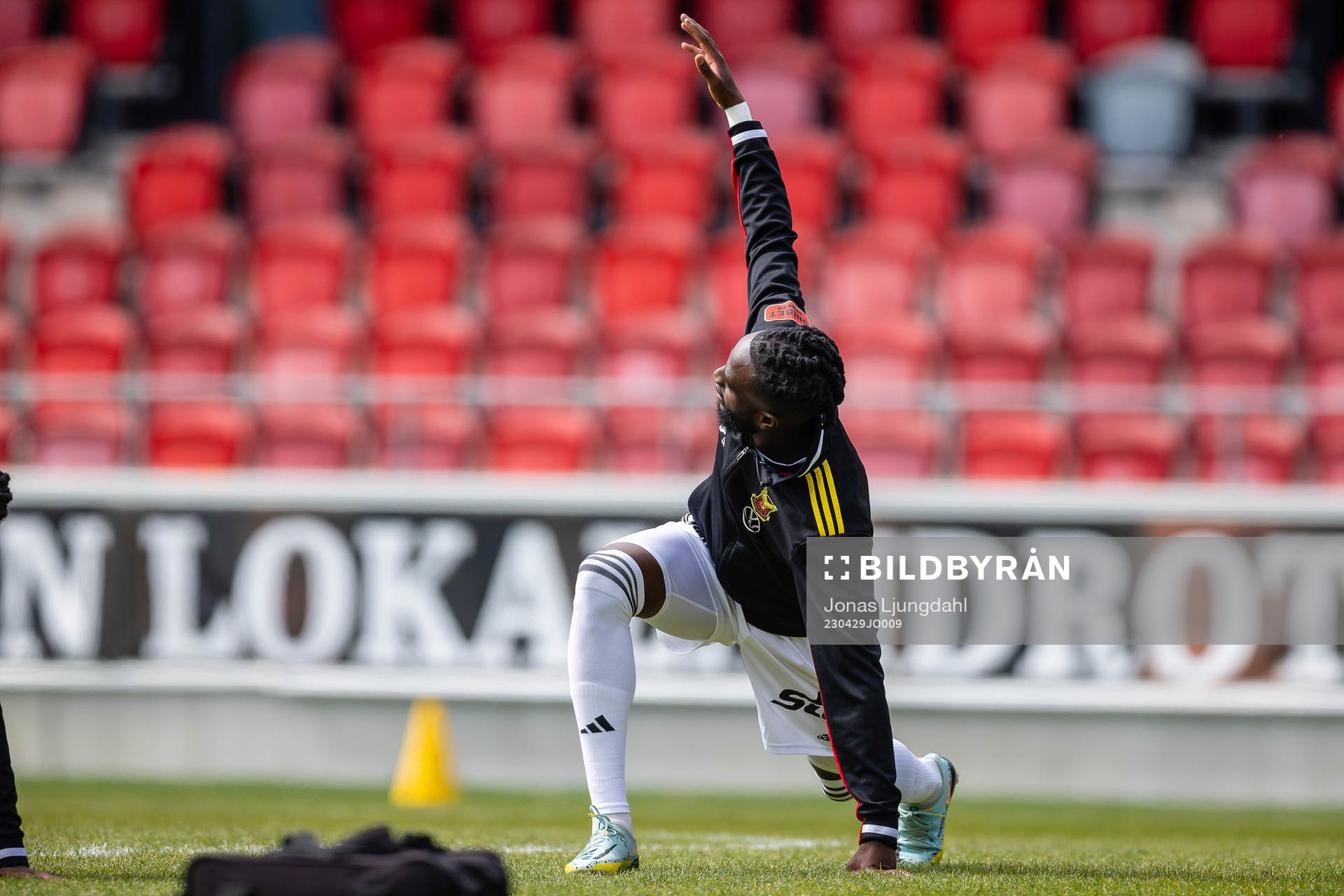 Östersunds Mansour Sinyan under värmningen före fotbollsmatchen i Superettan mellan Öster och Östersund den 29 april 2023 i Växjö. 