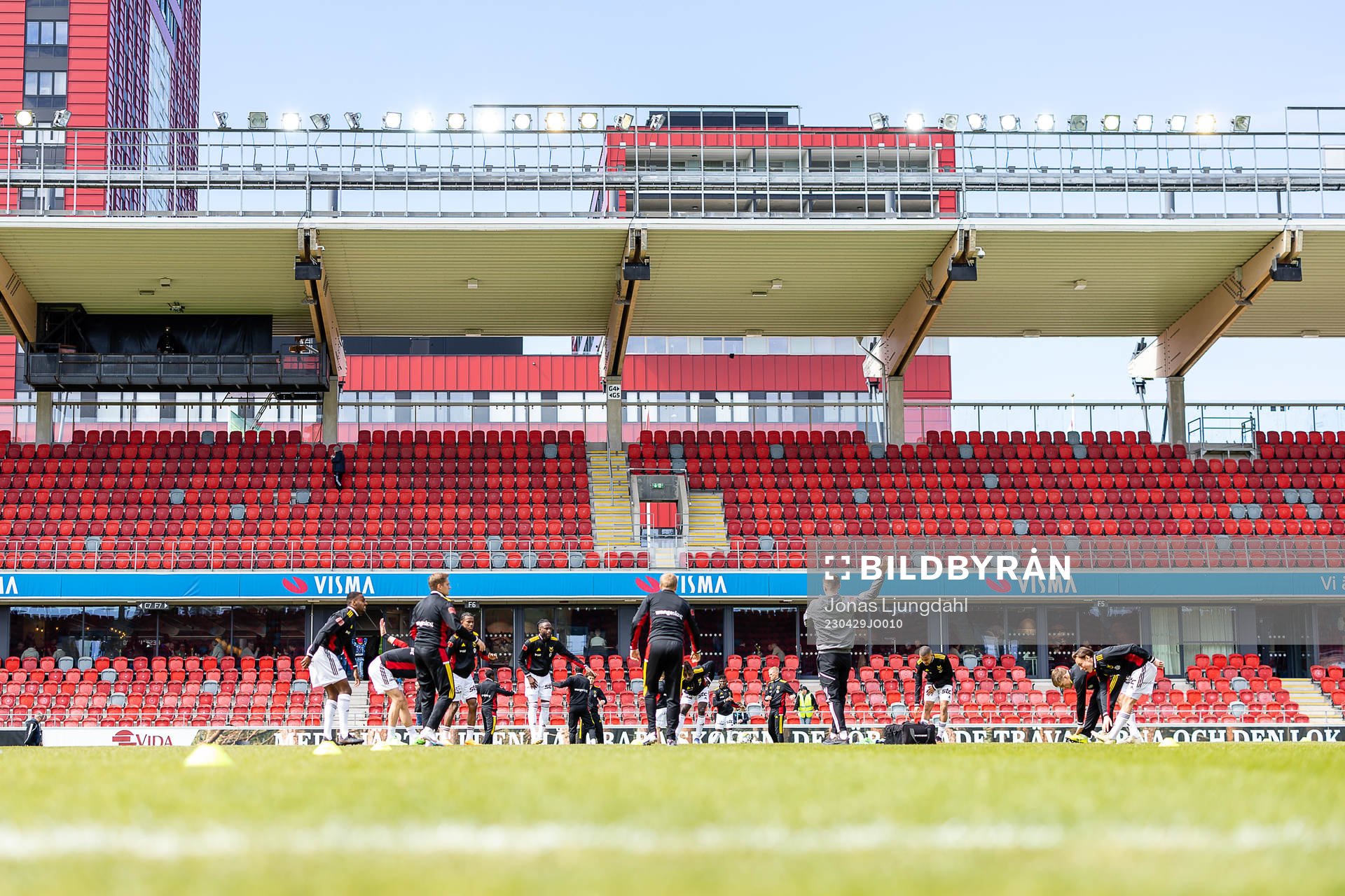 Östersunds spelar värmer upp före fotbollsmatchen i