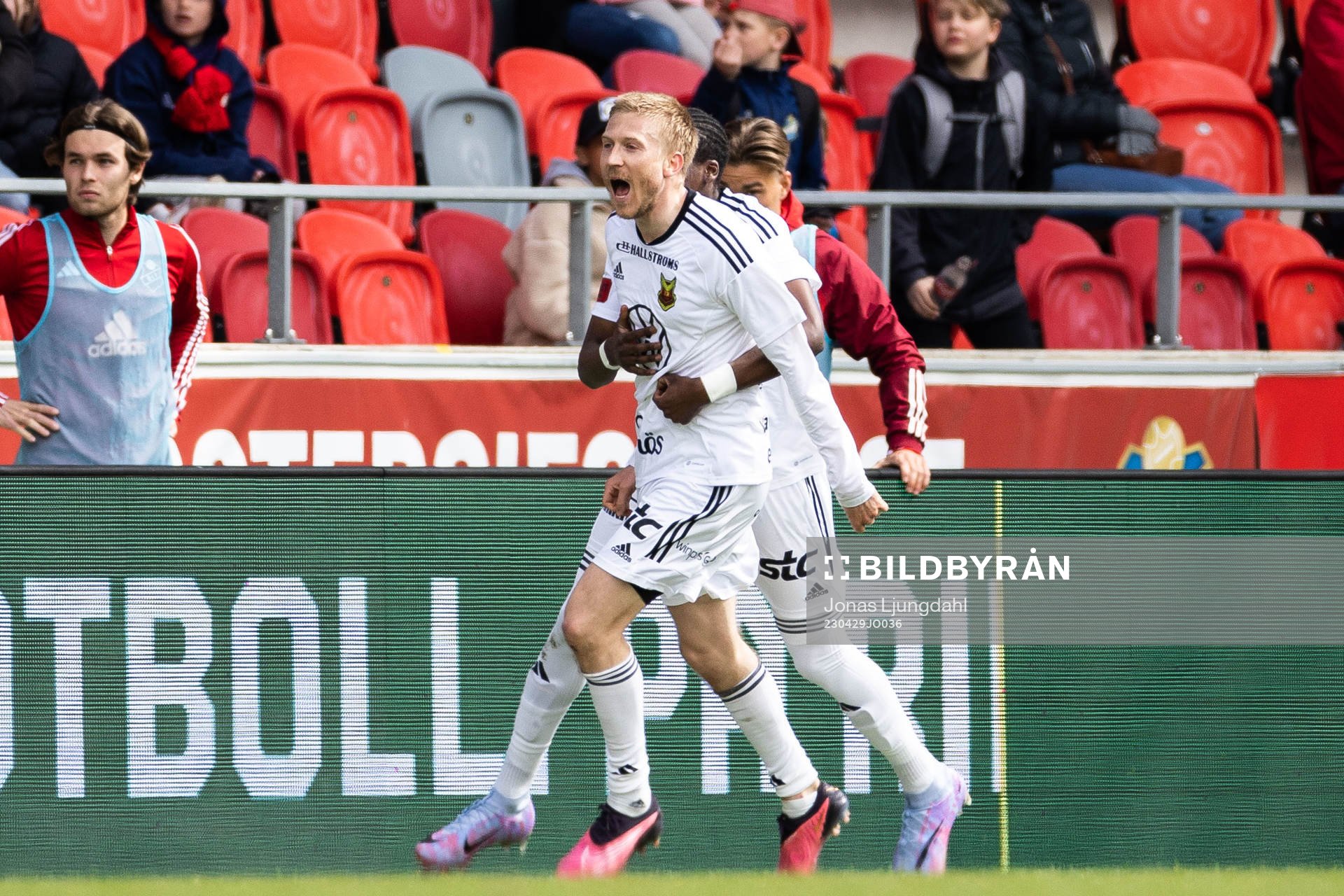 Östersunds Simon Kroon jublar