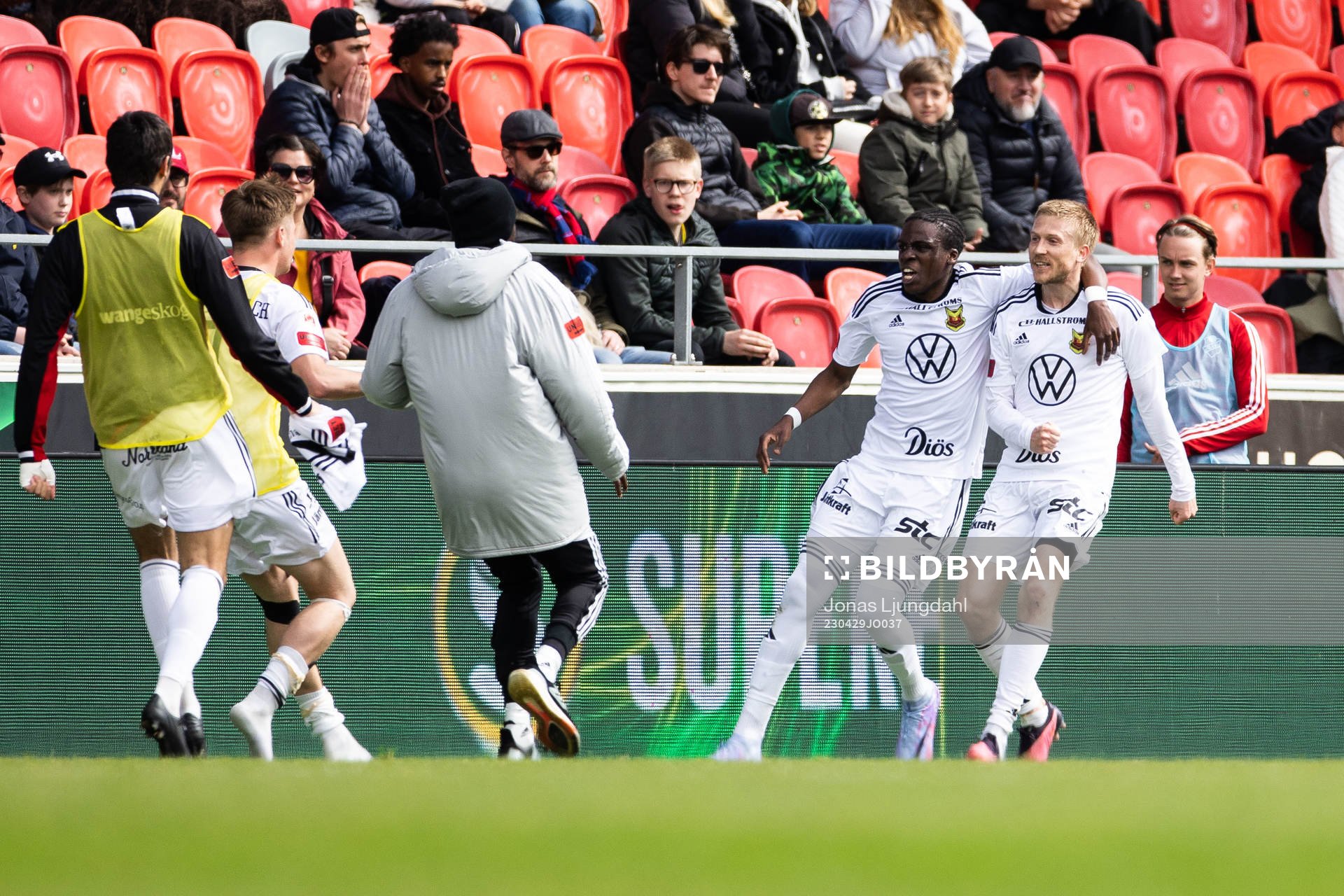 Östersunds Calvin Kabuye och Simon Kroon jublar
