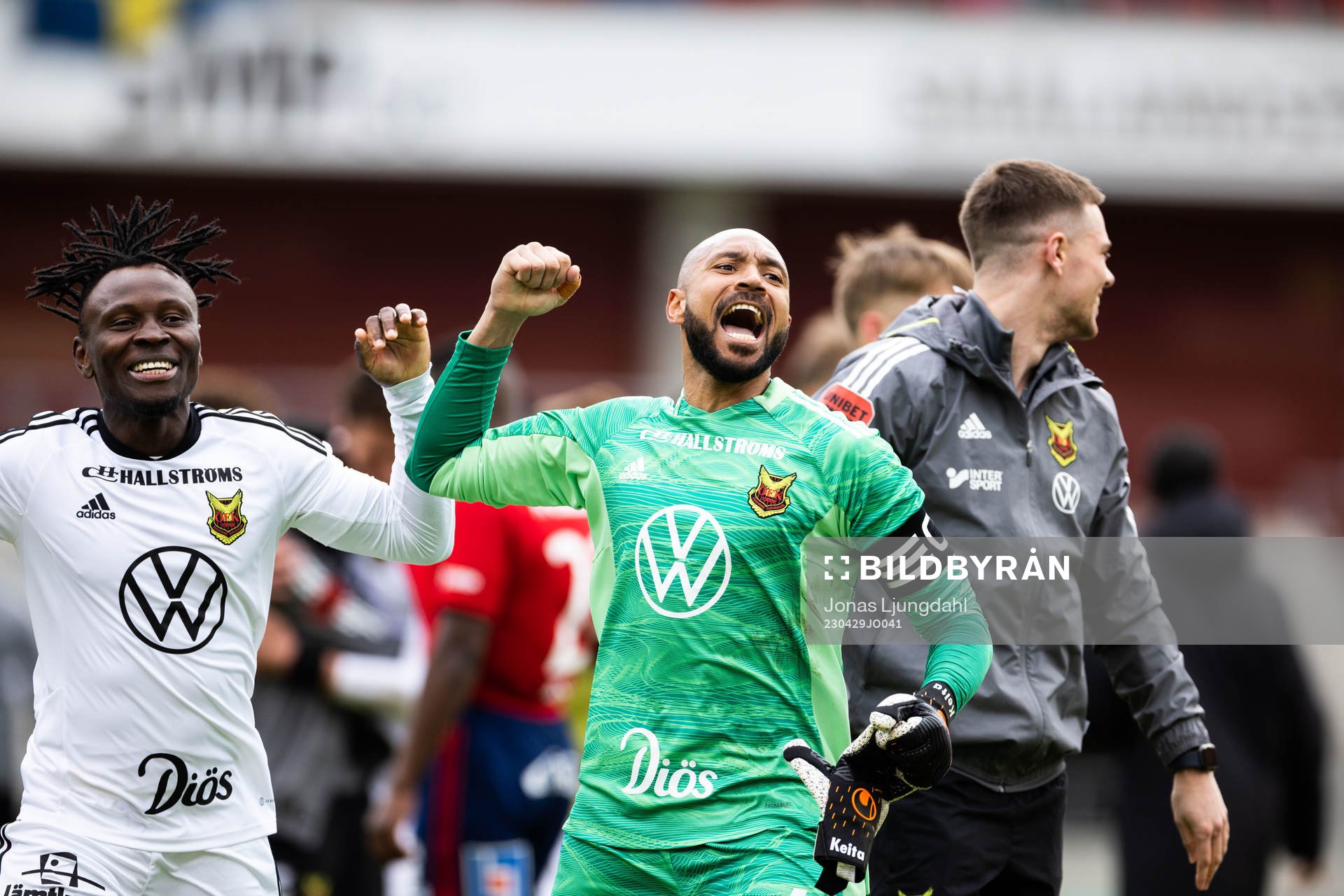 Östersunds målvakt Aly Keita jublar