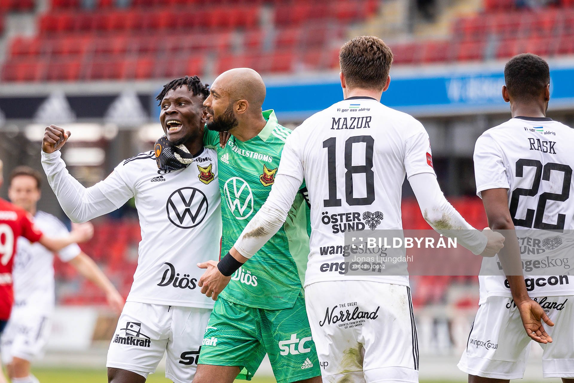 Östersunds Sam Mensiro och målvakt Aly Keita jublar efter fotbollsmatchen i Superettan mellan Öster och Östersund den 29 april 2023 i Växjö.