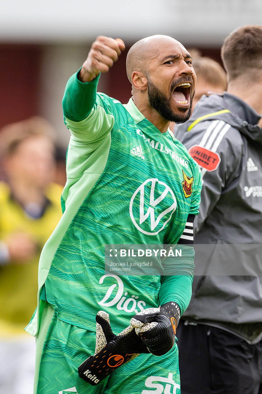 Östersunds målvakt Aly Keita jubalr efter fotbollsmatchen i Superettan mellan Öster och Östersund den 29 april 2023 i Växjö. 