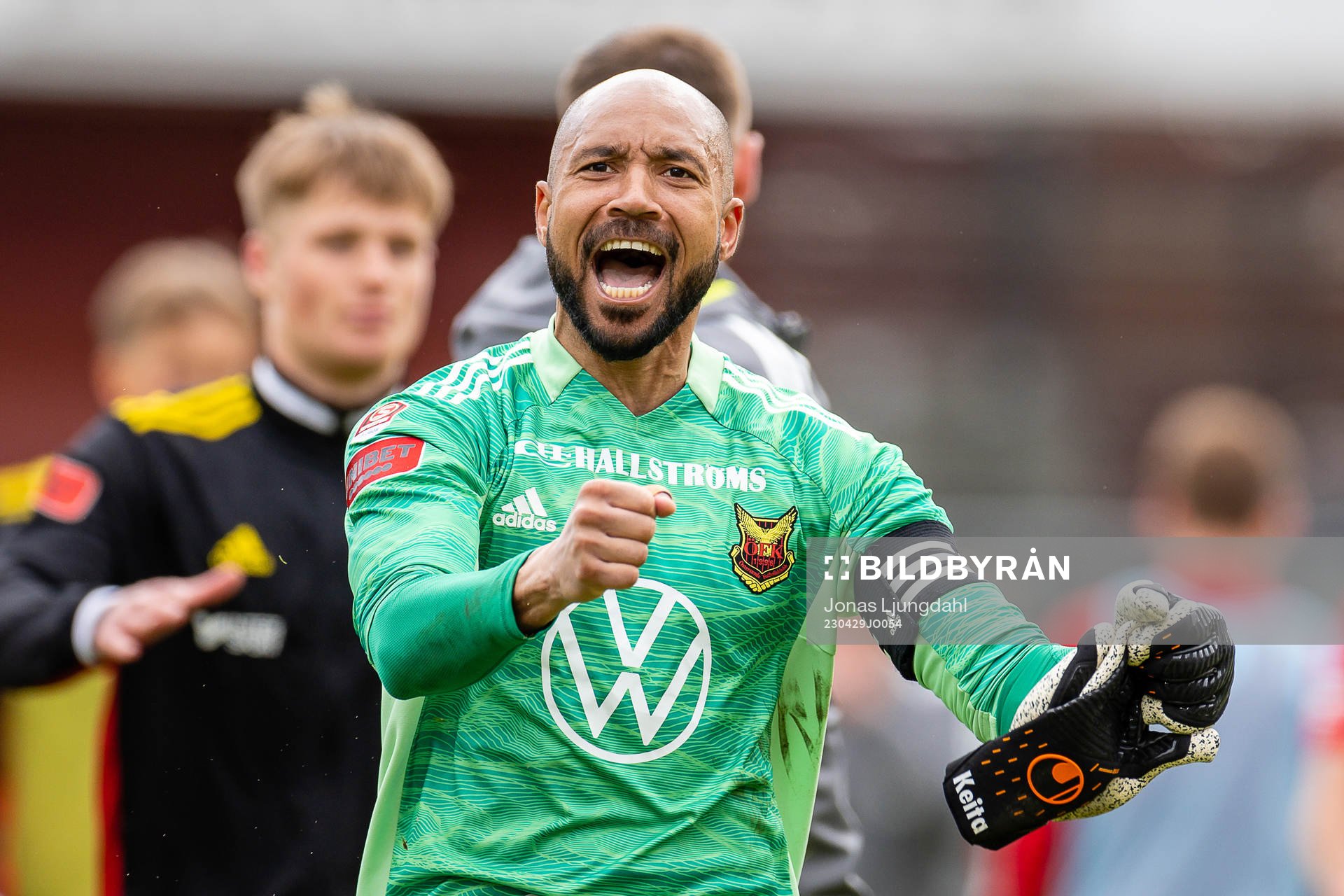 Östersunds målvakt Aly Keita jubalr efter fotbollsmatchen i Superettan mellan Öster och Östersund den 29 april 2023 i Växjö. 