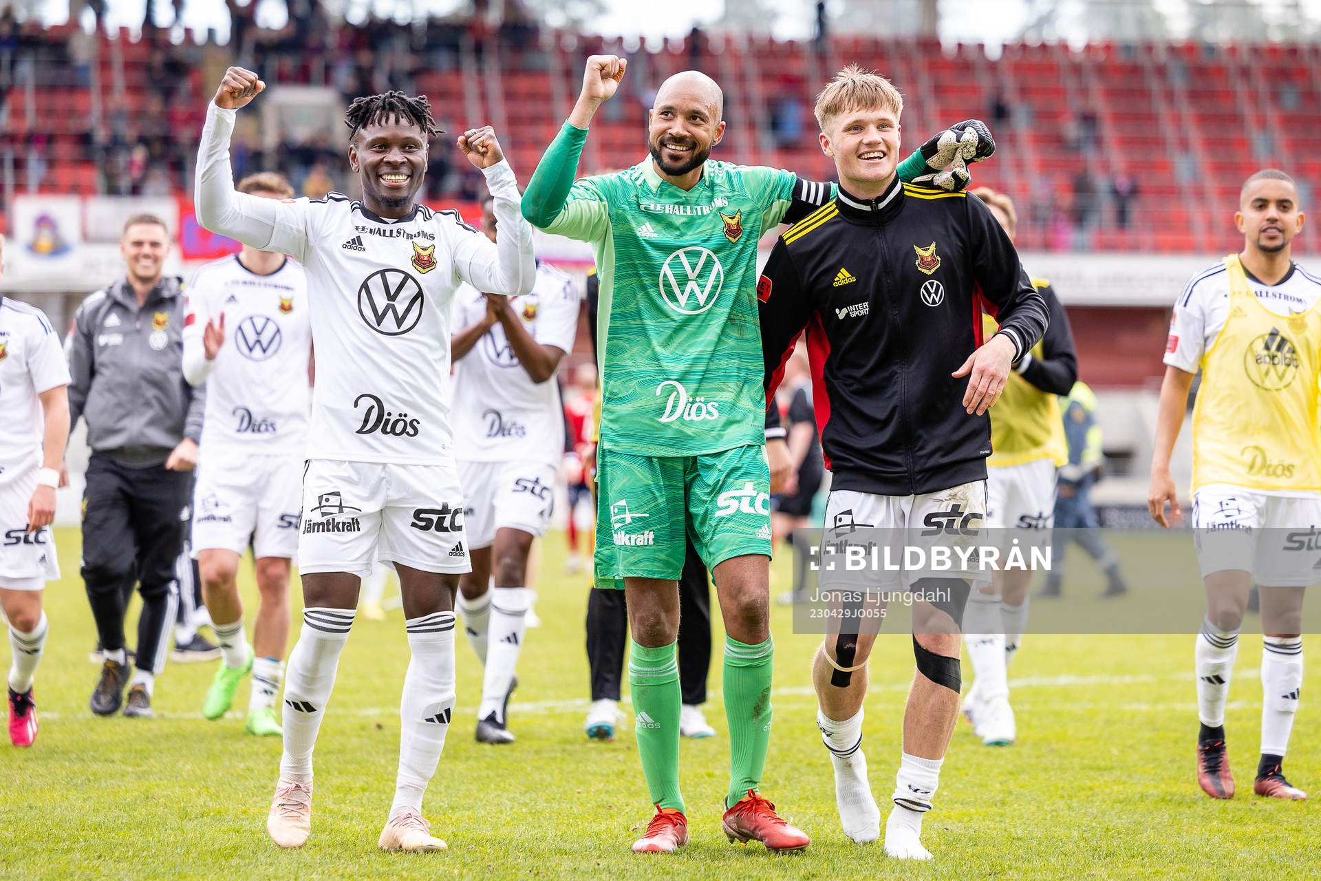 Östersunds Sam Mensiro, målvakt Aly Keita och Sebastian Karlsson Grach jublar efter fotbollsmatchen i Superettan mellan Öster och Östersund den 29 april 2023 i Växjö.